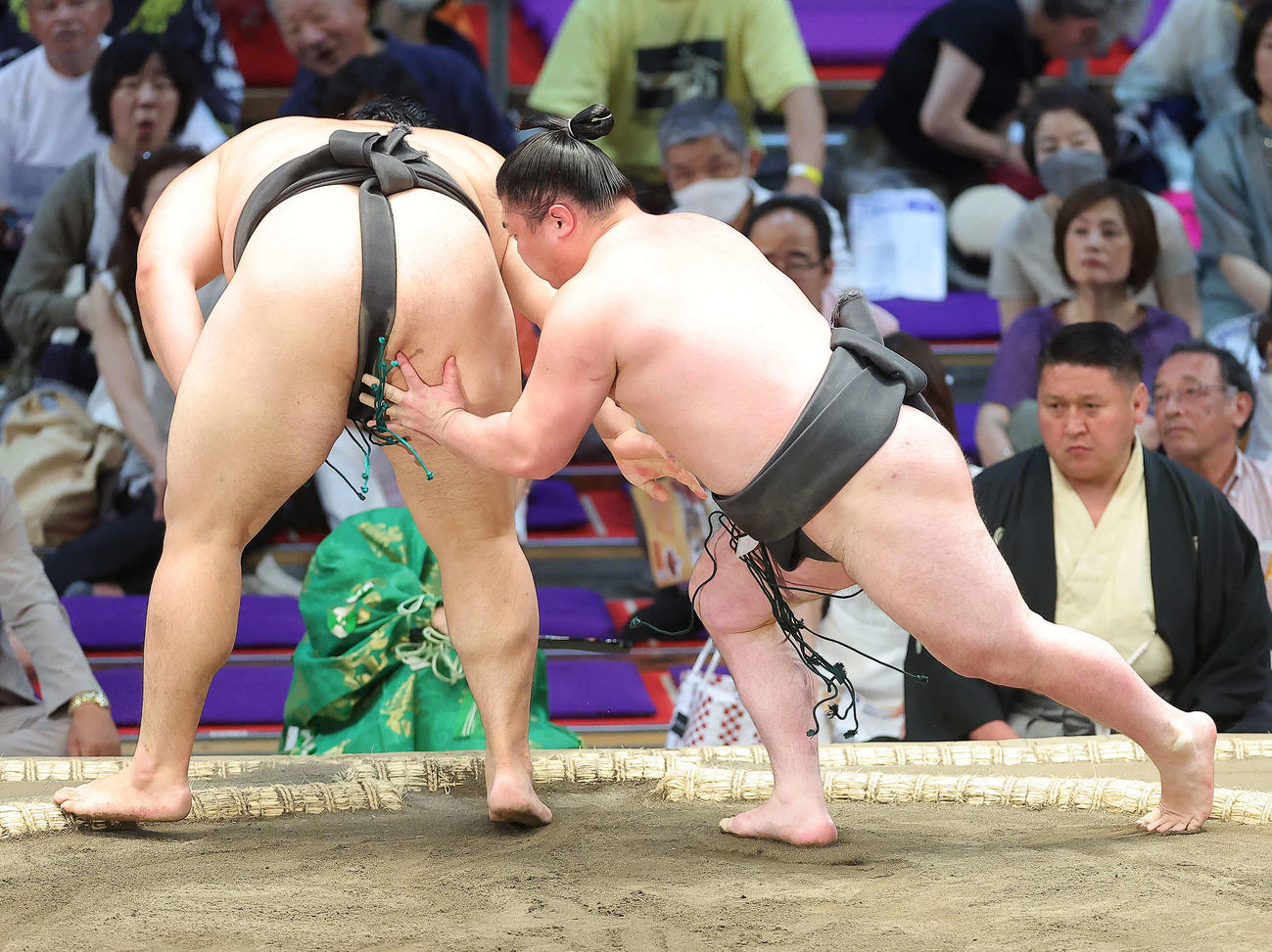 大の里（左）を送り出しで破る時疾風（撮影・河田真司）