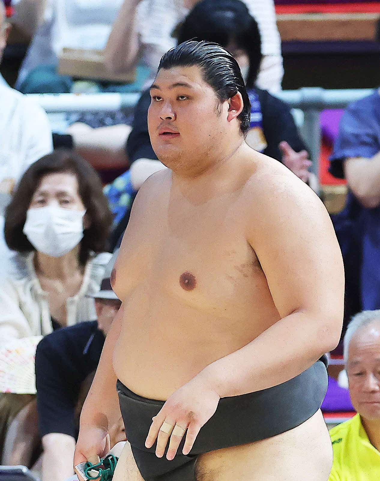 時疾風に送り出しで敗れ、土俵から引き揚げる大の里（撮影・河田真司）