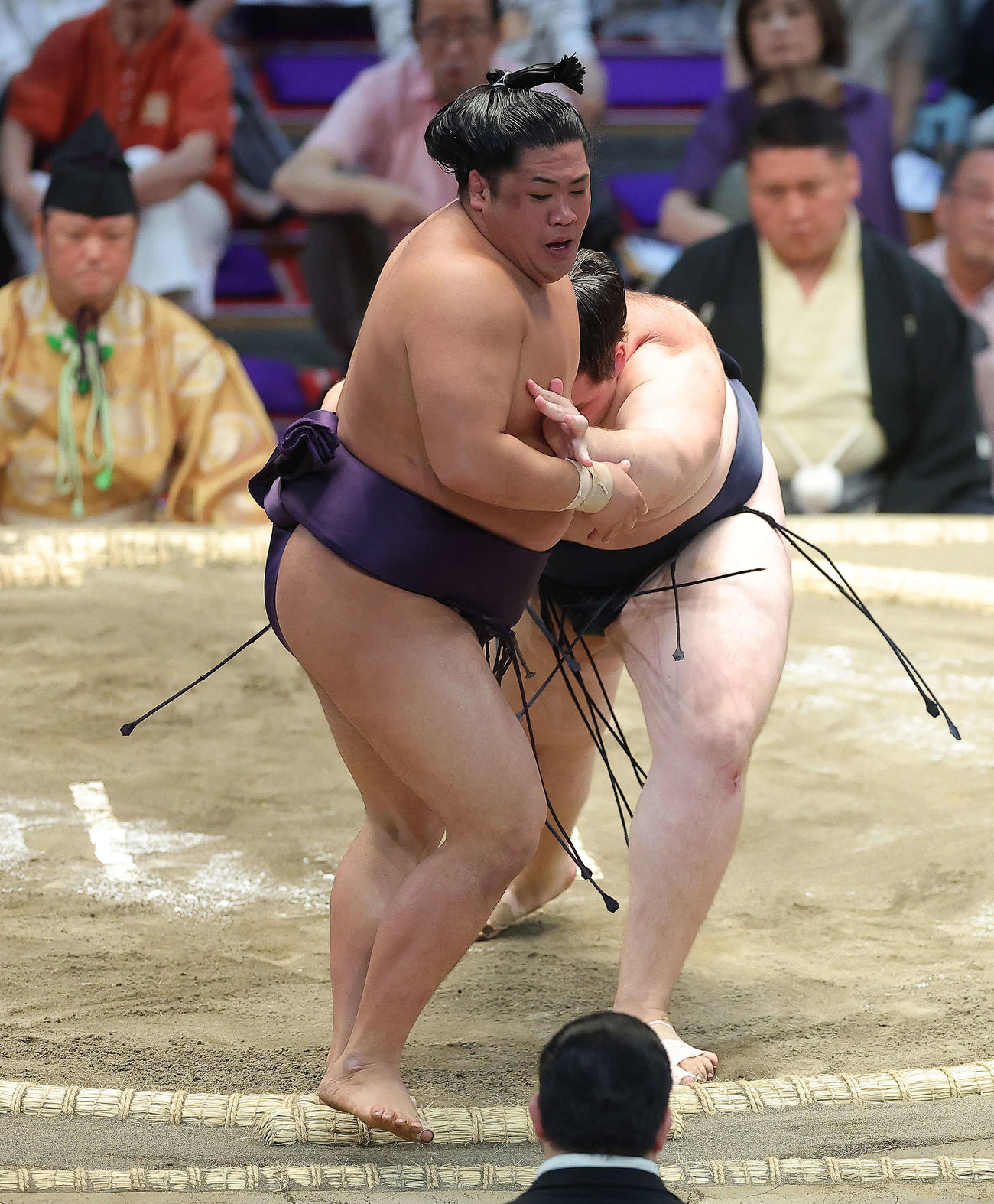 獅司（奥）に押し出しで敗れる勇磨（撮影・河田真司）