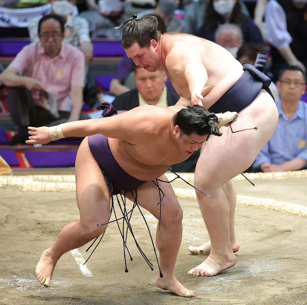 勇磨（左）を攻める獅司（撮影・河田真司）