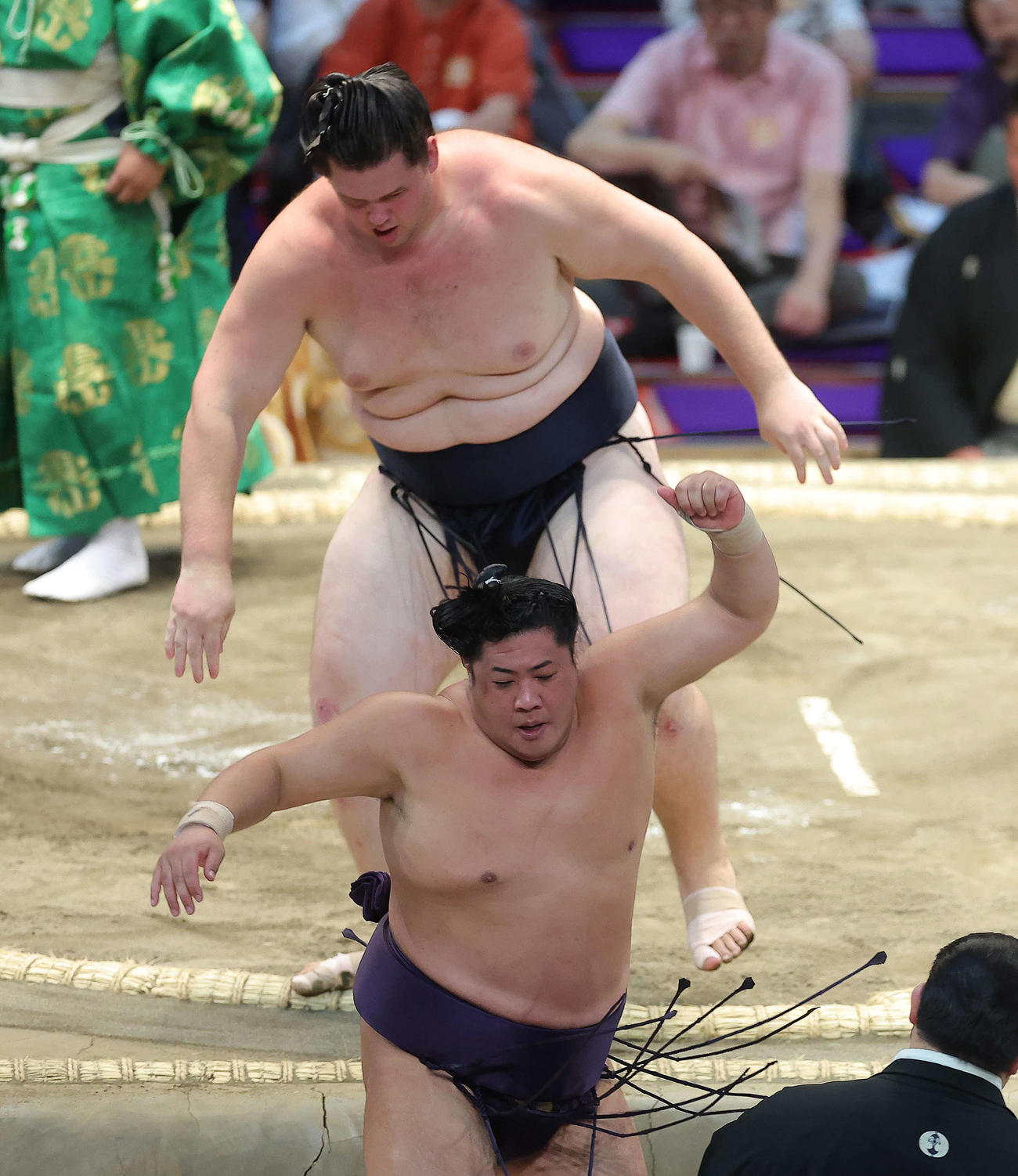 勇磨（手前）を押し出しで破る獅司（撮影・河田真司）
