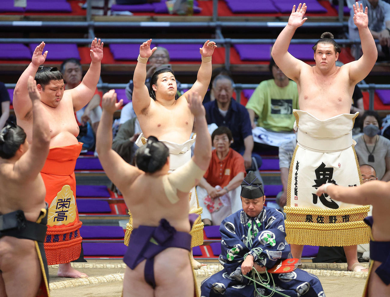 大相撲名古屋場所5日目の十両土俵入りに臨む、左から紫雷、輝鵬、獅司（撮影・河田真司）