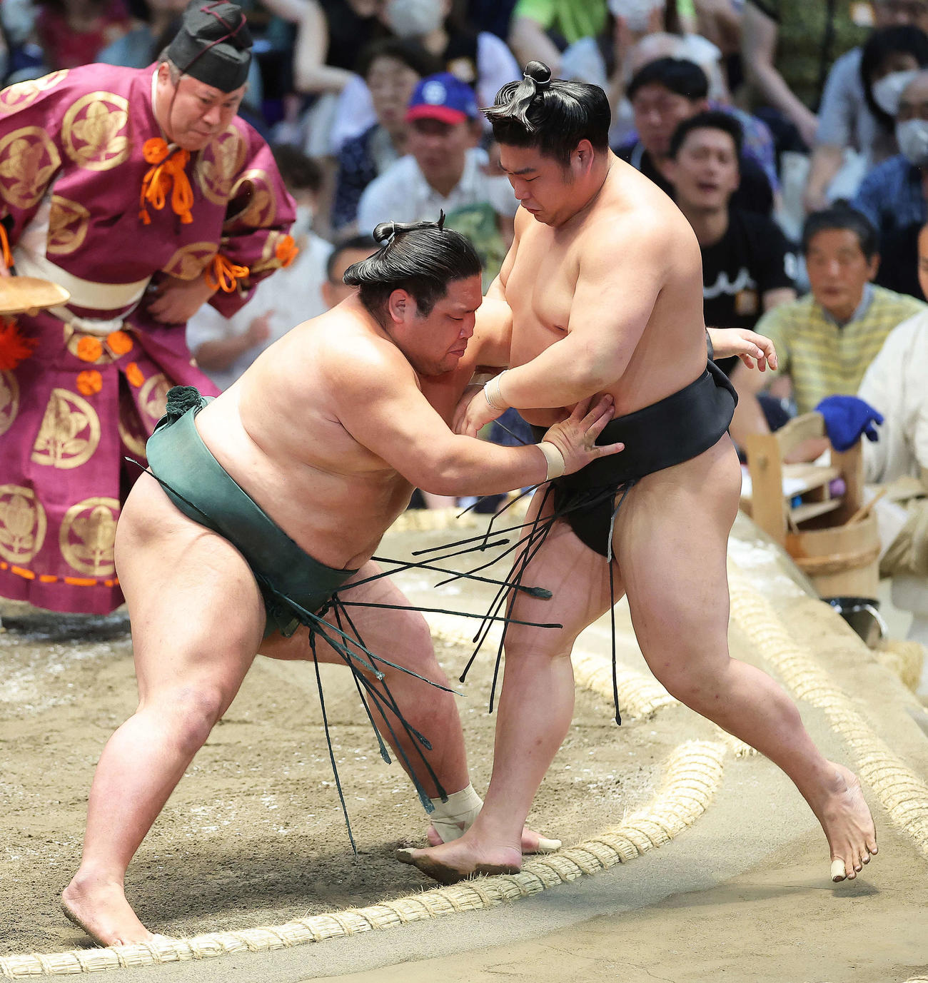 錦木（左）は若元春を寄り切りで破る（撮影・河田真司）