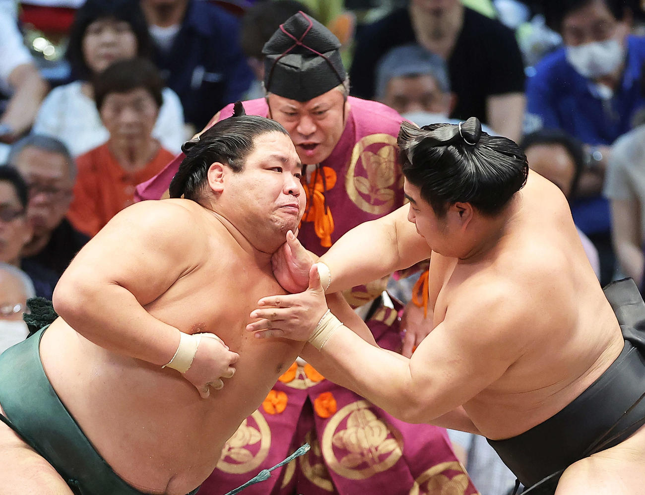 錦木（左）は若元春の攻めに耐える（撮影・河田真司）
