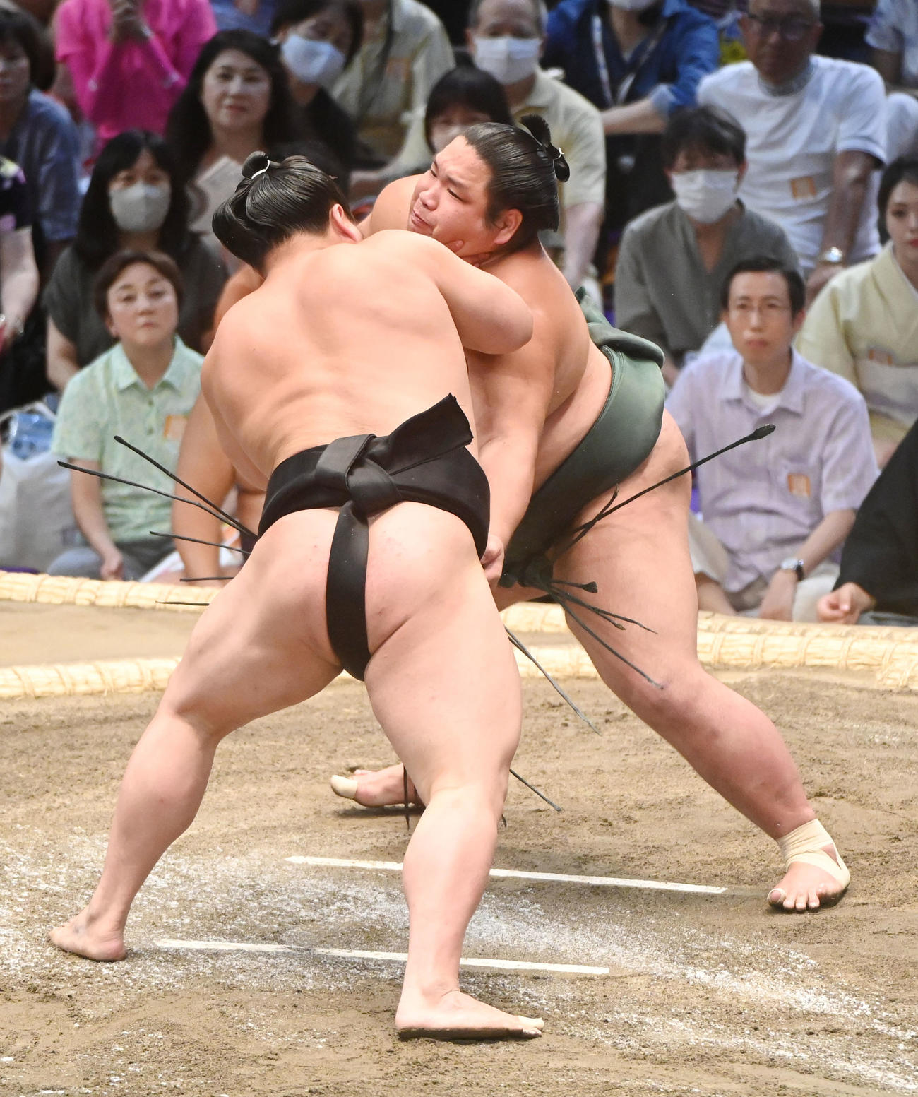 若元春を寄り切りで破る錦木（右）（撮影・森本幸一）