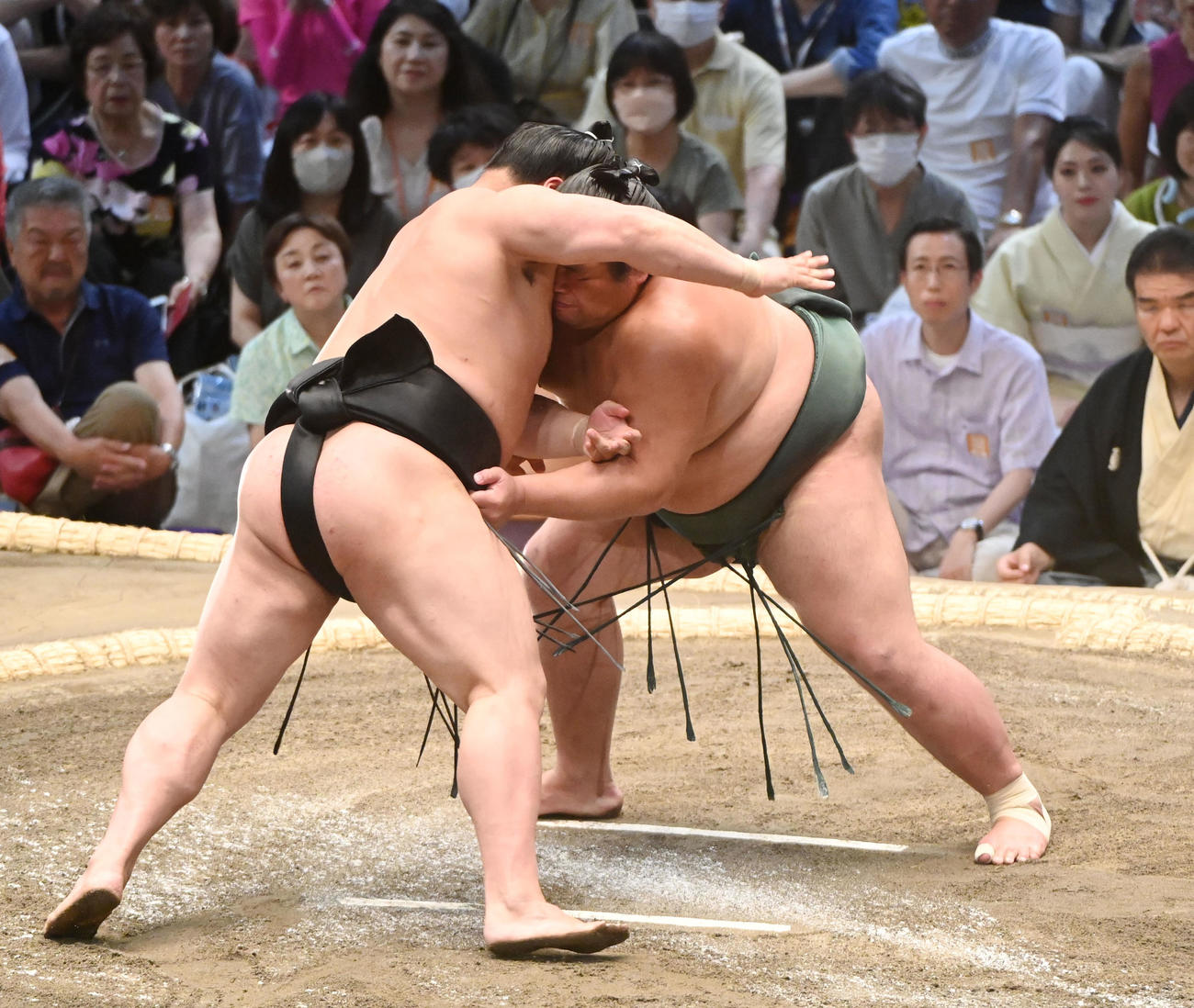 若元春を寄り切りで破る錦木（右）（撮影・森本幸一）