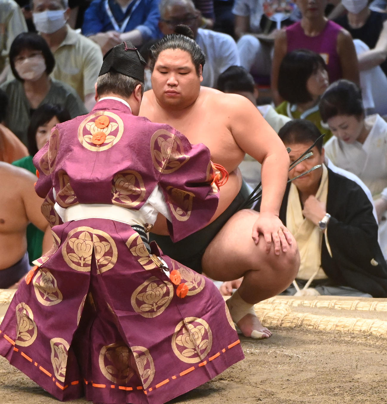 若元春を寄り切りで破り勝ち名乗りを受ける錦木（撮影・森本幸一）