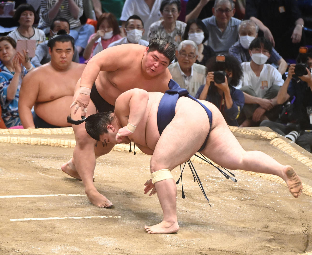豪ノ山をはたき込みで破る伯桜鵬（左）（撮影・森本幸一）