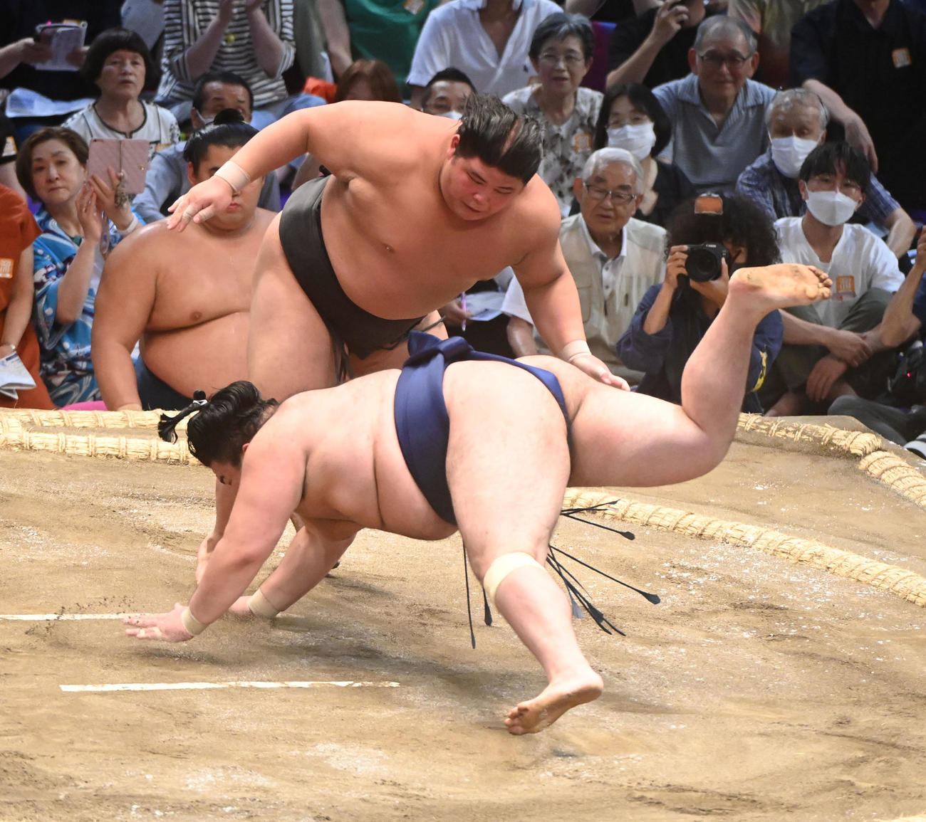 豪ノ山をはたき込みで破る伯桜鵬（左）（撮影・森本幸一）