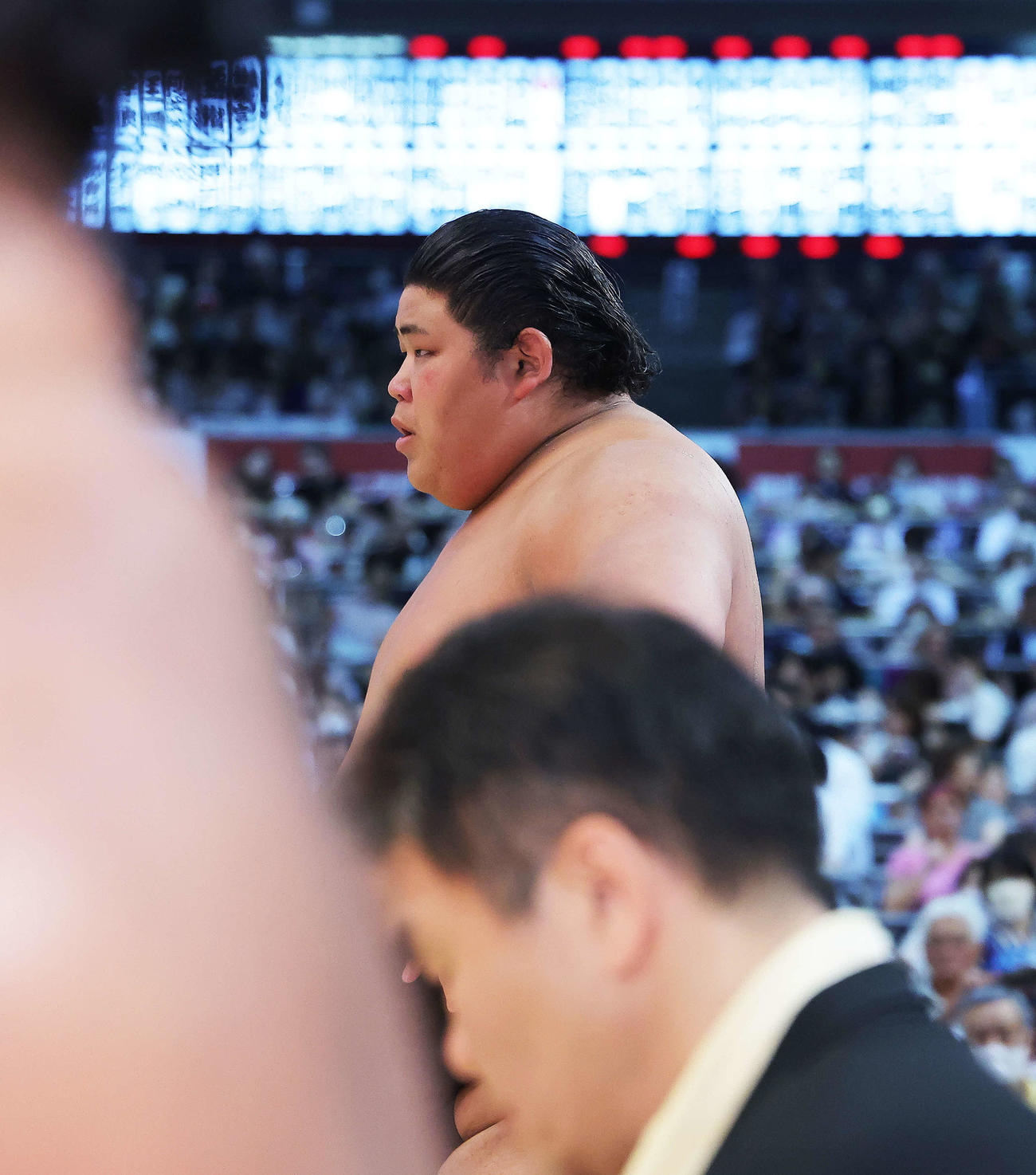 豪ノ山をはたき込みで破り、土俵下で呼吸を整える伯桜鵬（撮影・河田真司）