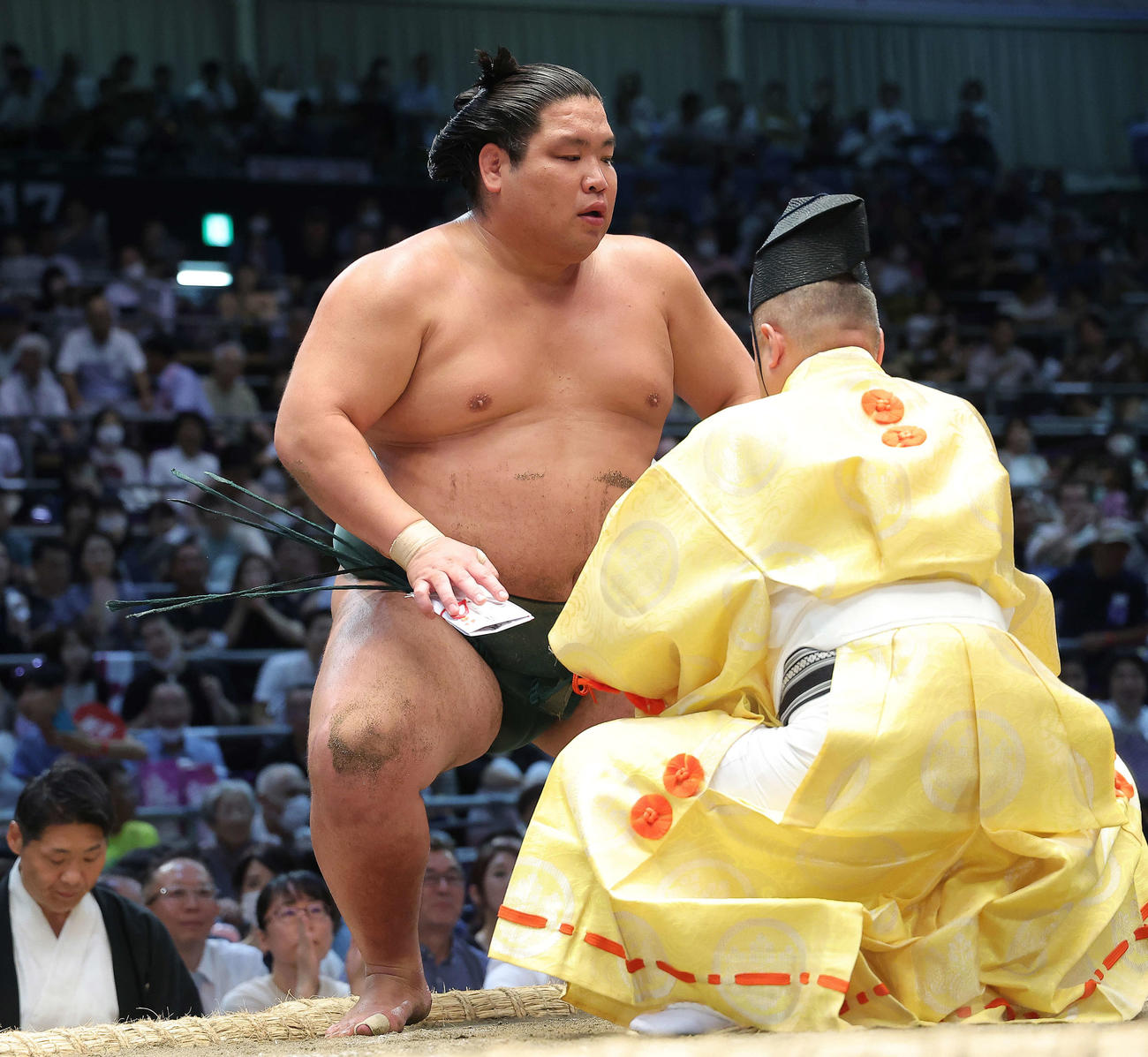 阿炎を押し出しで破り、懸賞金を受け取る錦木（撮影・河田真司）