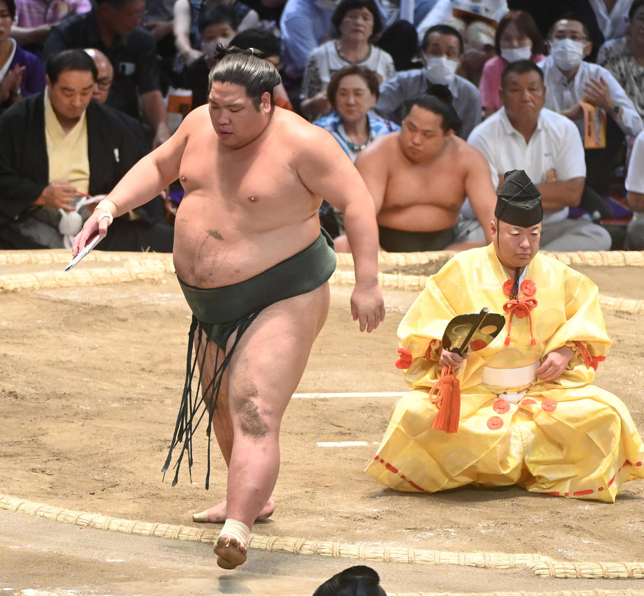 阿炎を押し出しで破り懸賞を手に土俵を降りる錦木（撮影・森本幸一）