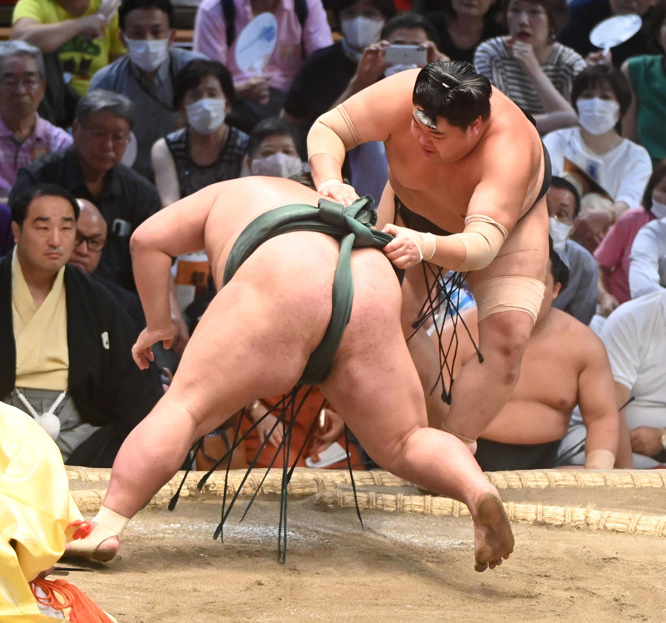 阿炎を押し出しで破る錦木（左）（撮影・森本幸一）