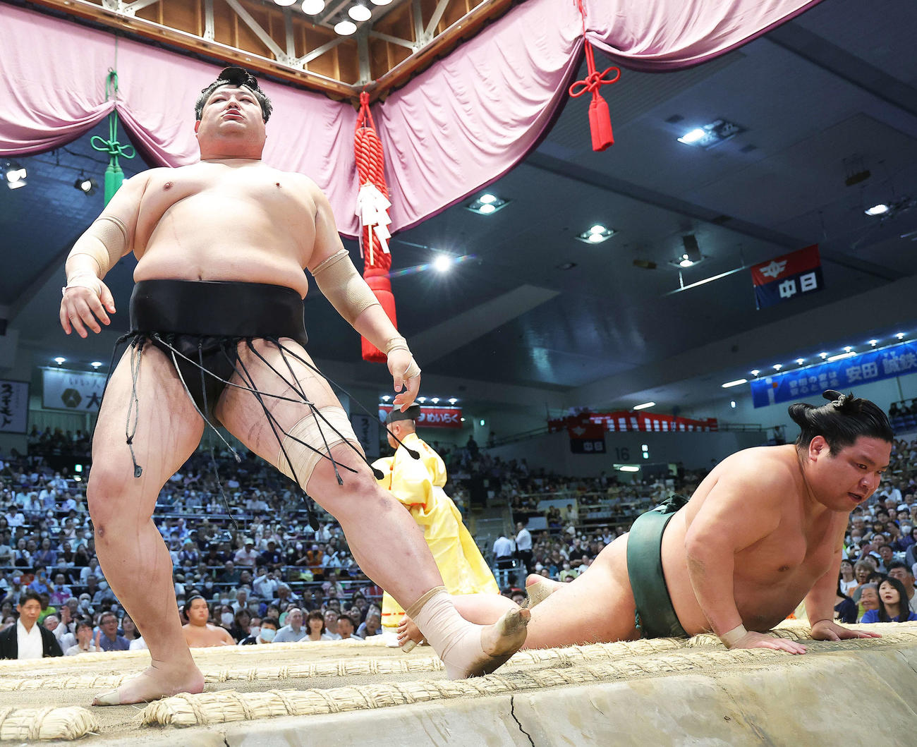 阿炎（左）を押し出しで破る錦木（撮影・河田真司）