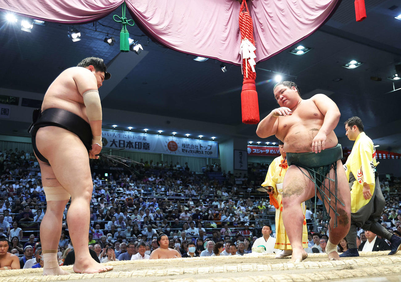 阿炎（左）を押し出しで破った錦木（撮影・河田真司）
