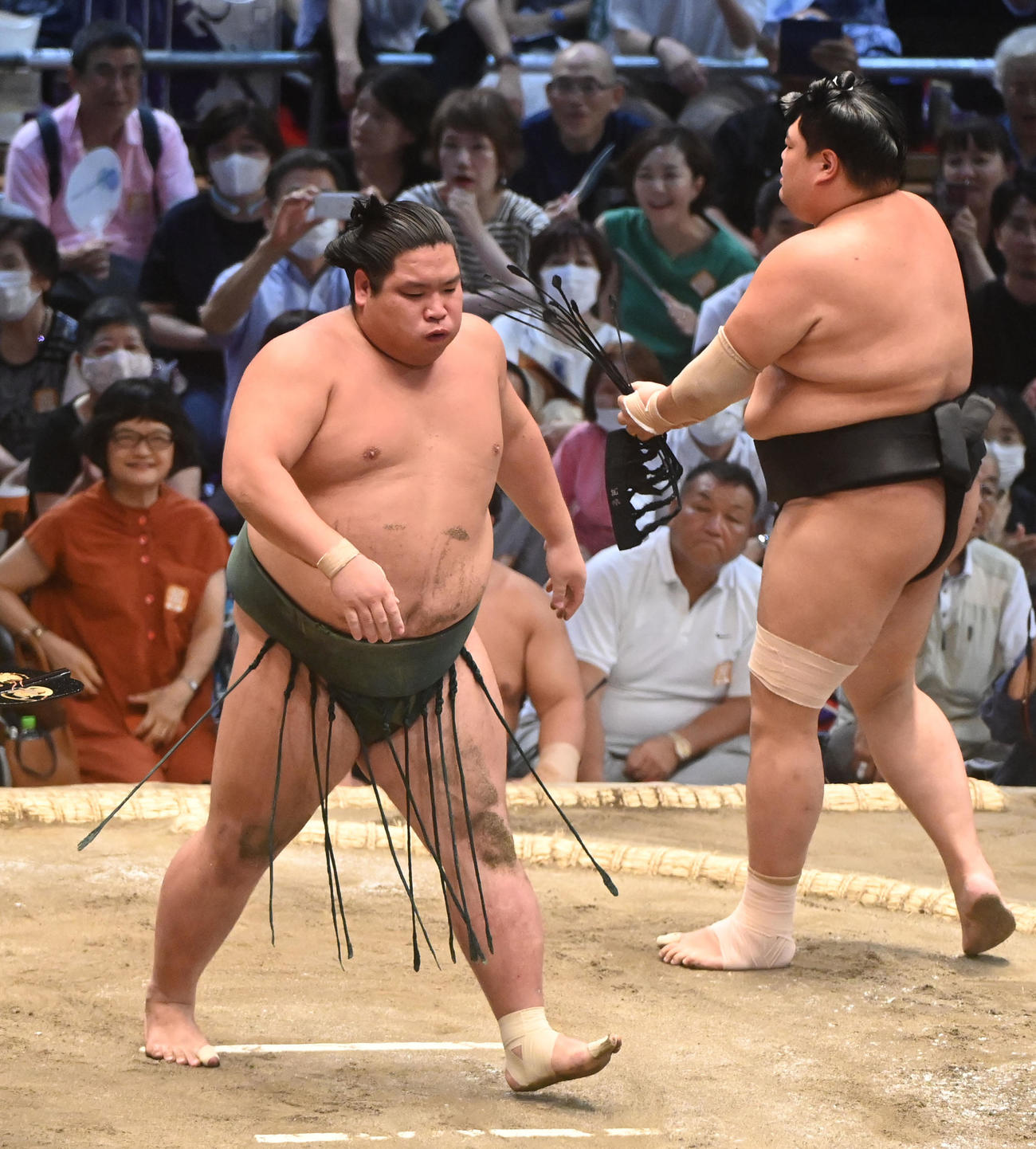 阿炎を押し出しで破った錦木（左）（撮影・森本幸一）