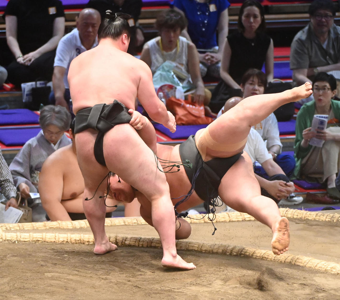 颯富士を上手投げで破る時疾風（左）（撮影・森本幸一）