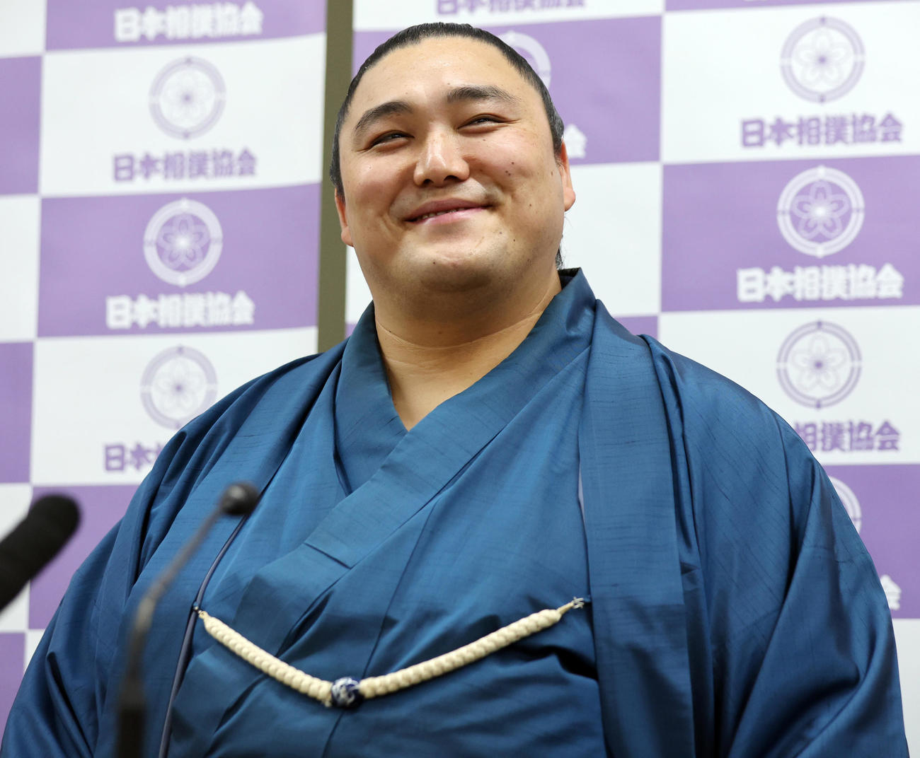引退会見で笑顔を見せる隠岐の海（2023年1月14日撮影）