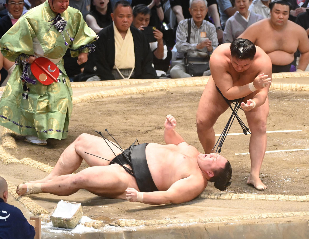 朝乃山を上手投げで破る豊昇龍（右）（2023年7月15日撮影）