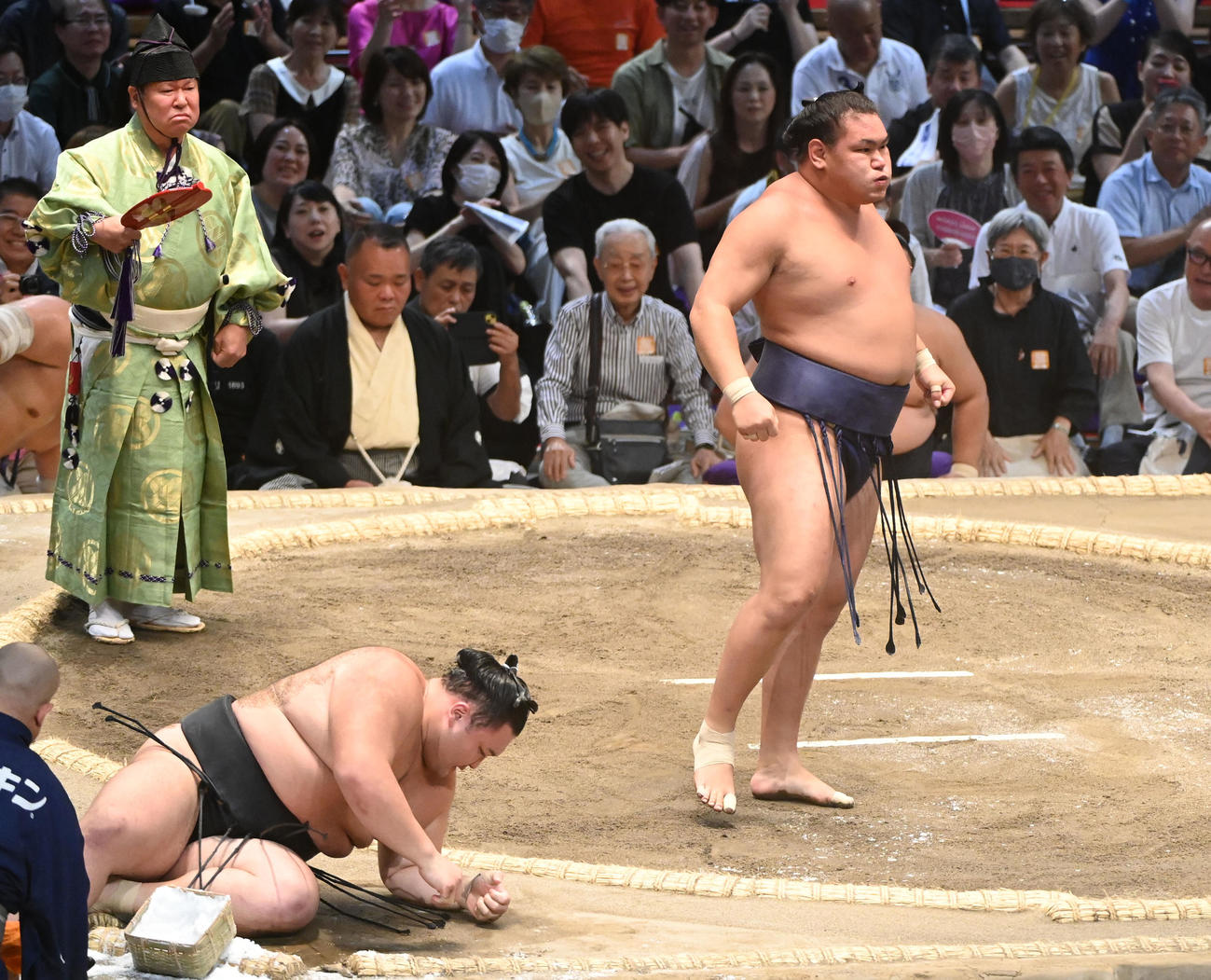 朝乃山を上手投げで破る豊昇龍（右）（2023年7月15日撮影）
