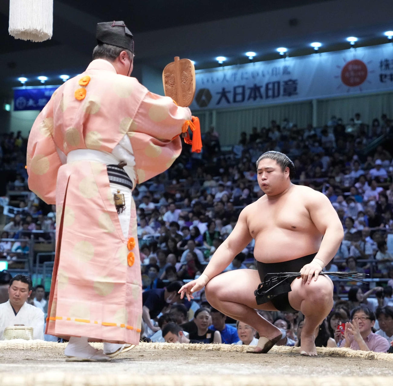 行司の木村玉治郎（左）から勝ち名乗りを受ける若元春（撮影・小沢裕）