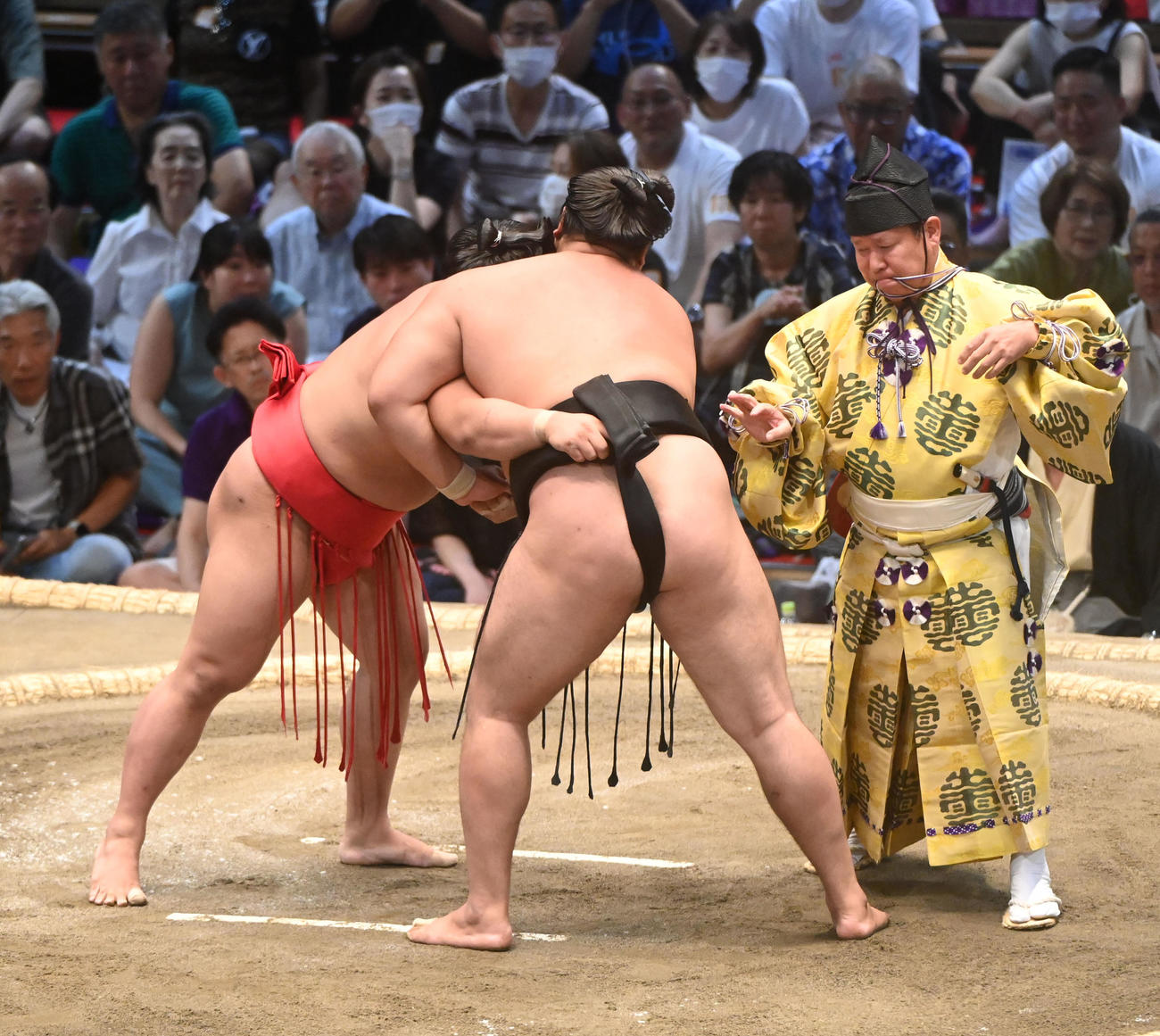 霧島のまわしが緩み式守伊之助（右）から待ったがかかる（撮影・森本幸一）