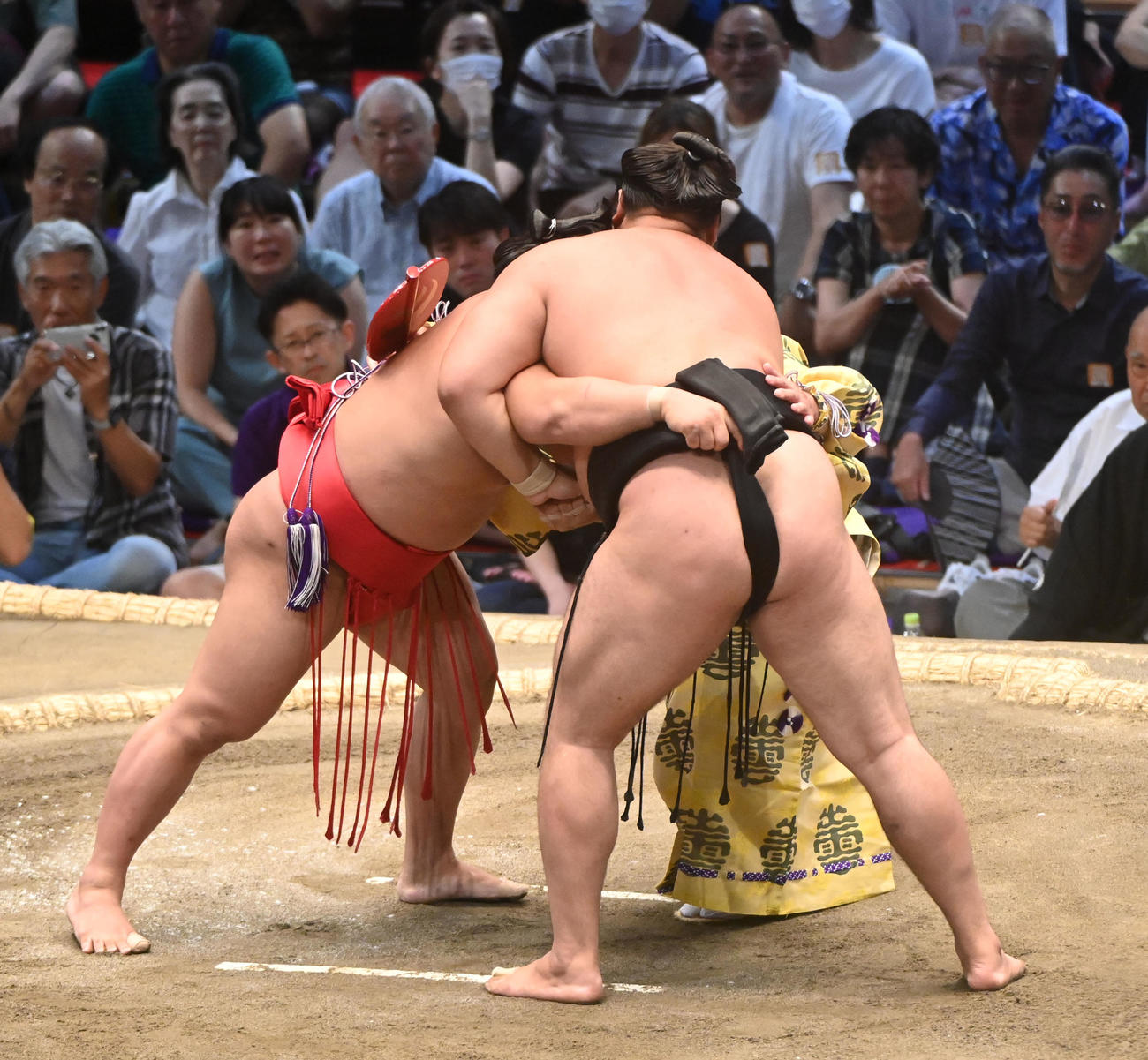 霧島のまわしが緩み待ったがかかる（撮影・森本幸一）