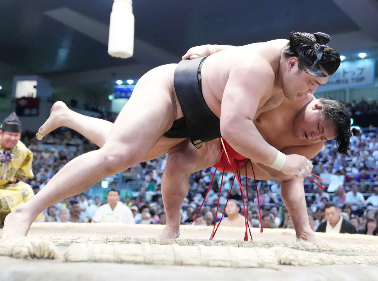 翠富士（右）は下手投げで霧島を破る（撮影・小沢裕）