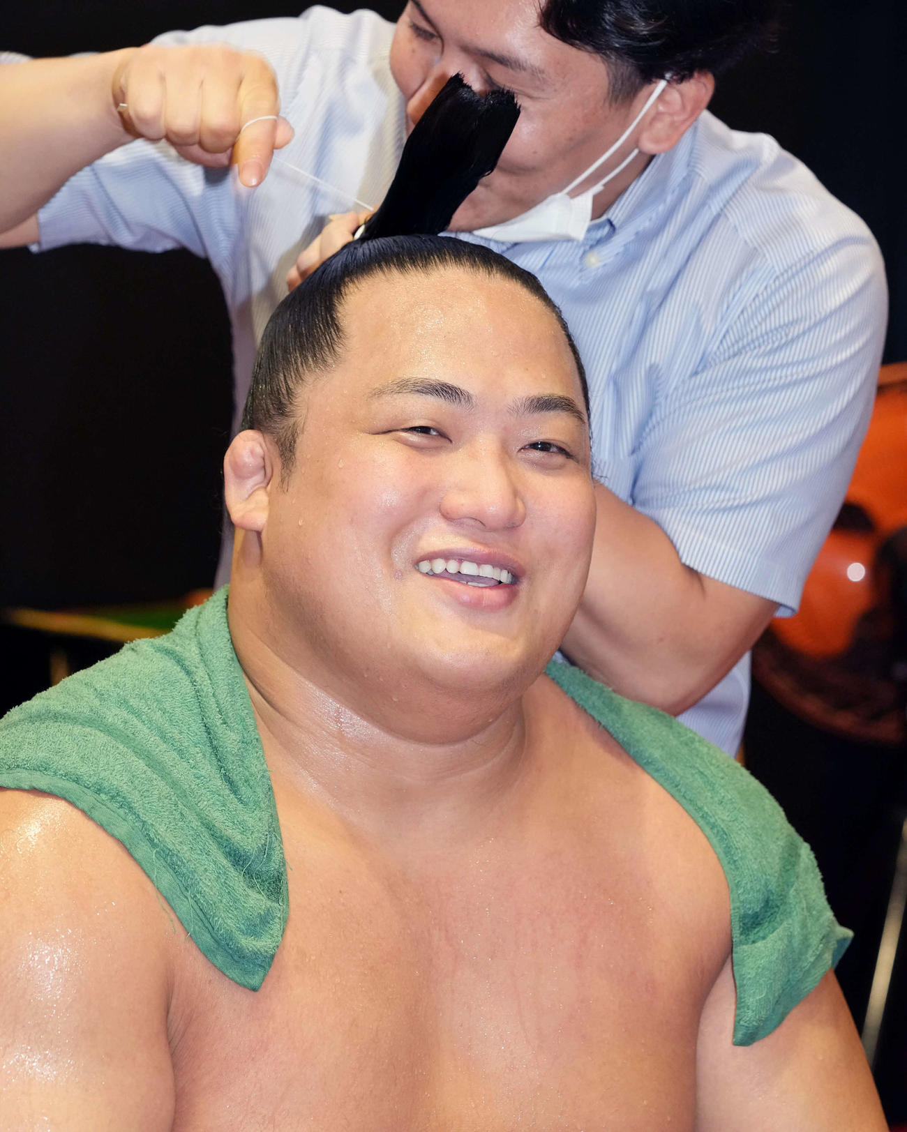 結びの一番で霧島から銀星を挙げ支度部屋で笑顔を見せる翠富士（撮影・小沢裕）