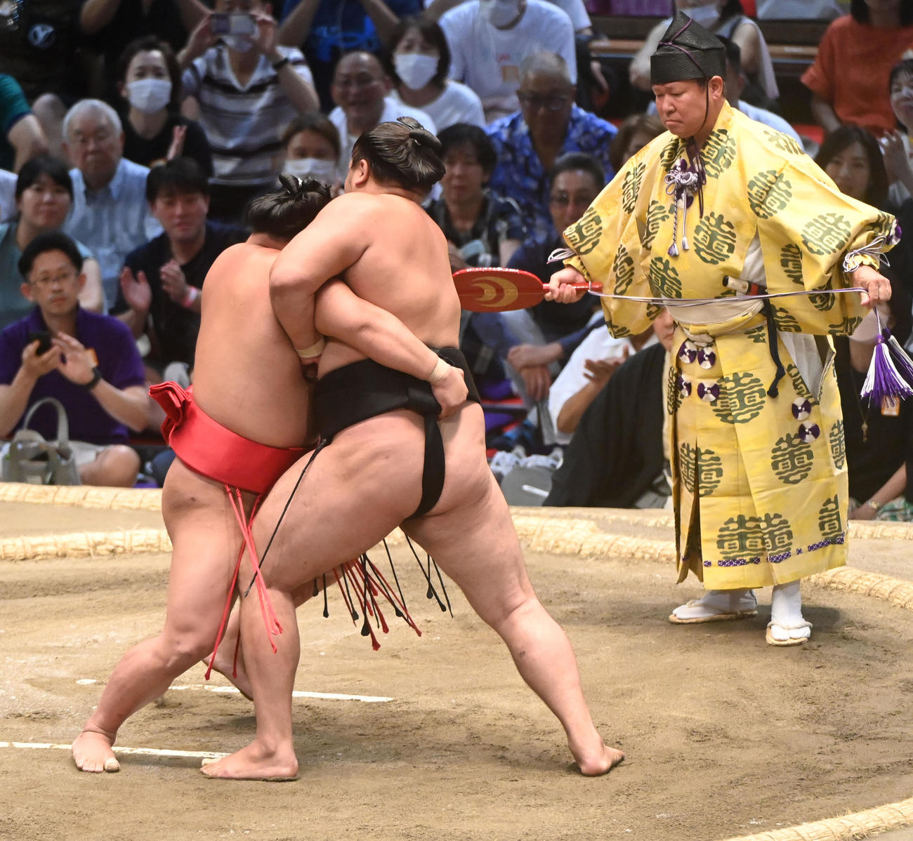 霧島のまわしを締め直し取り組み再開（撮影・森本幸一）