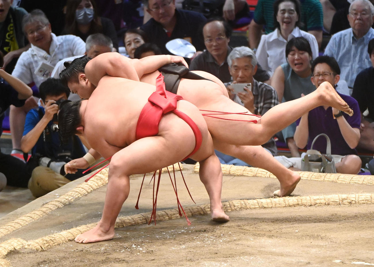 霧島を下手投げで破る翠富士（手前）（撮影・森本幸一）