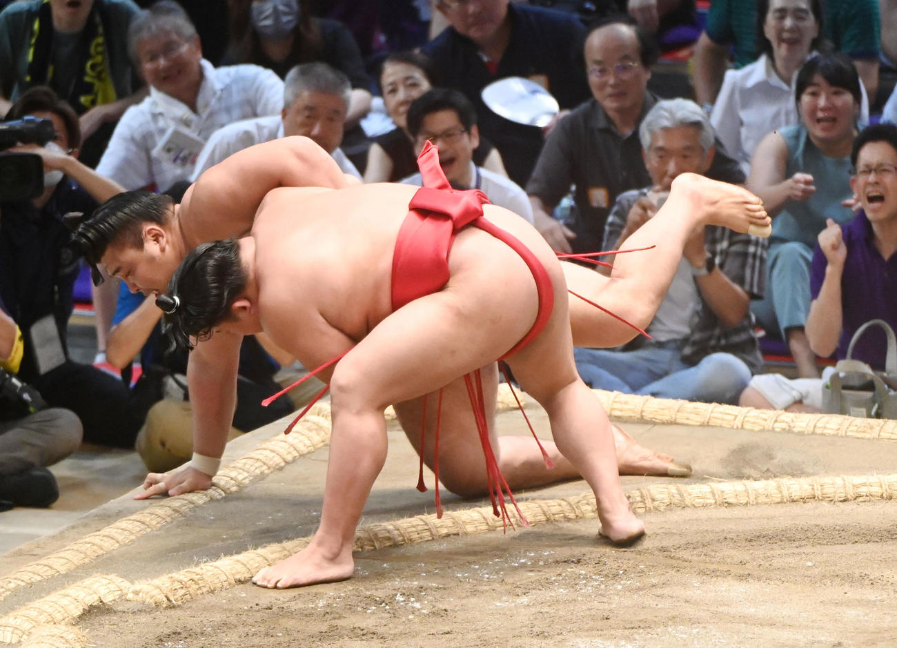 霧島を下手投げで破る翠富士（手前）（撮影・森本幸一）