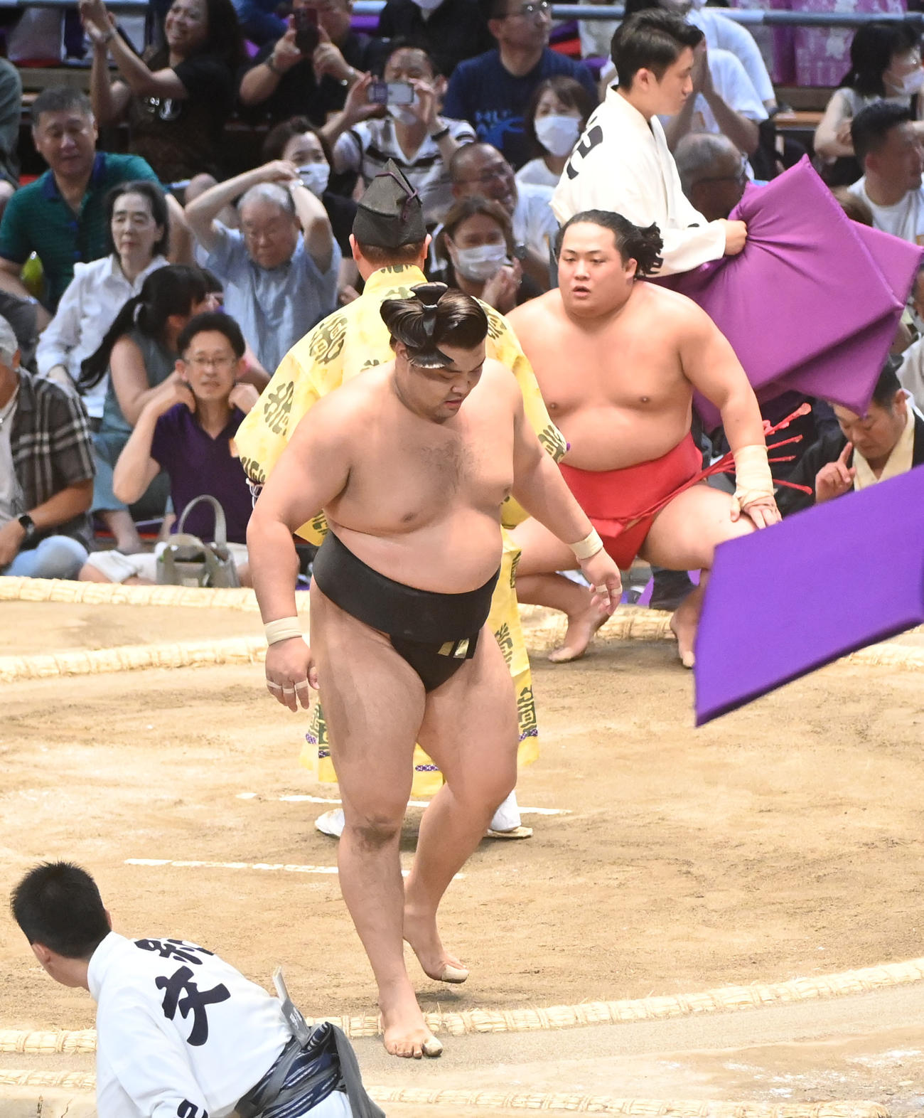翠富士に下手投げで破れ座布団の舞う中引き上げる霧島（手前）（撮影・森本幸一）