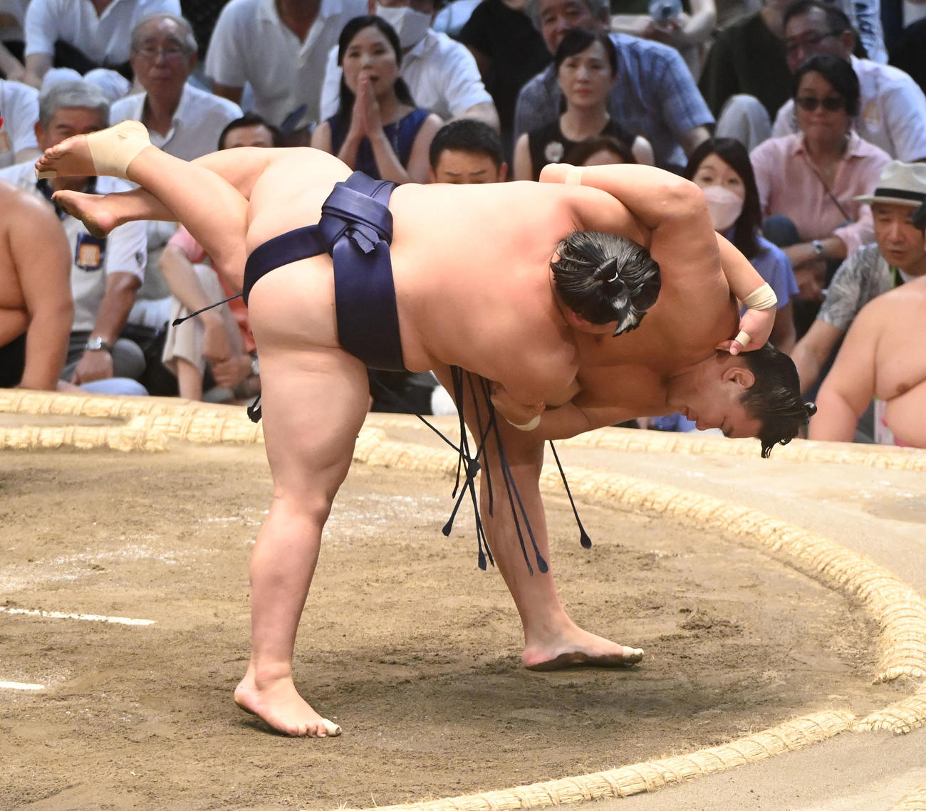 平戸海を掛け投げで破る豊昇龍（右）（撮影・森本幸一）