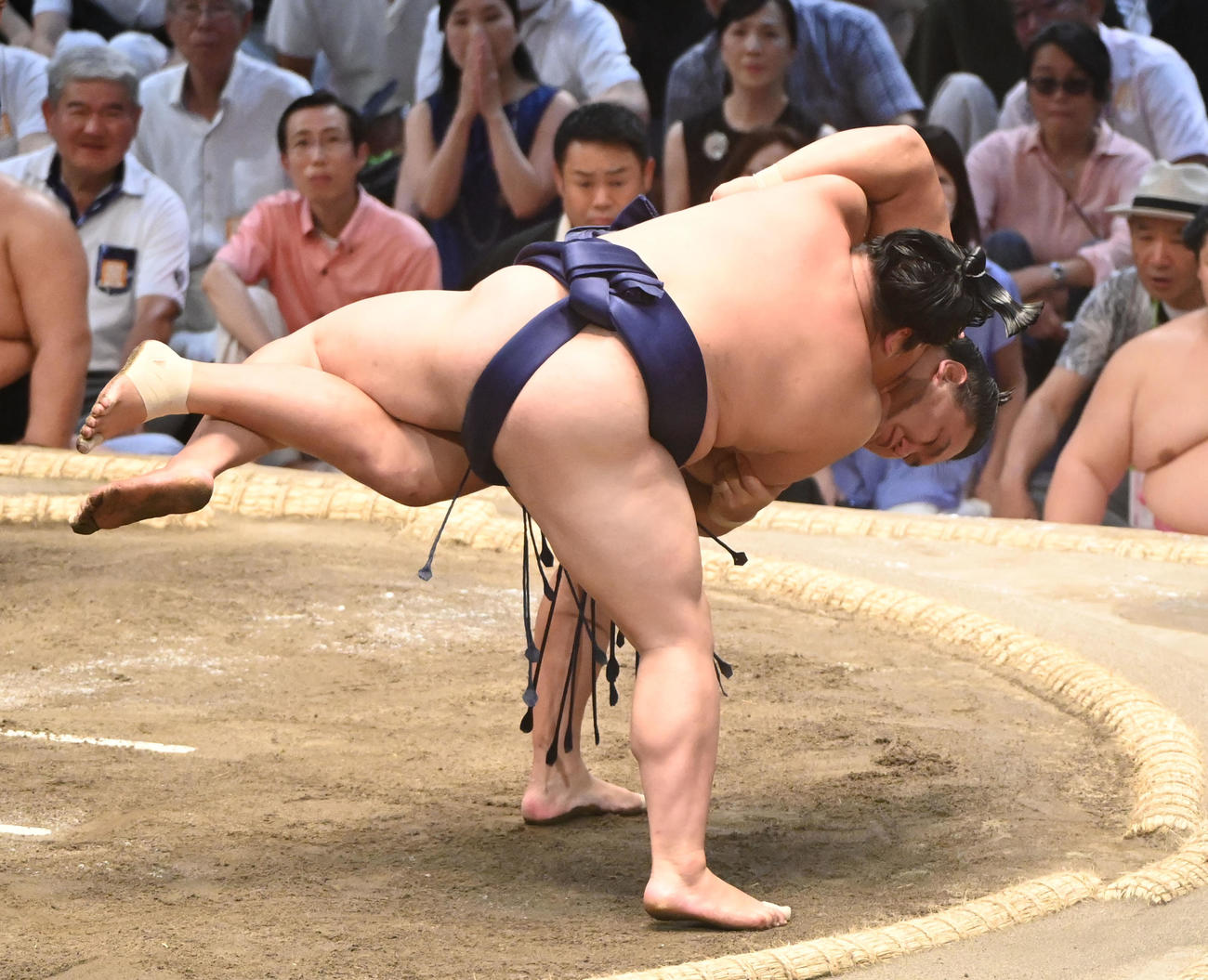 平戸海を掛け投げで破る豊昇龍（奥）（撮影・森本幸一）