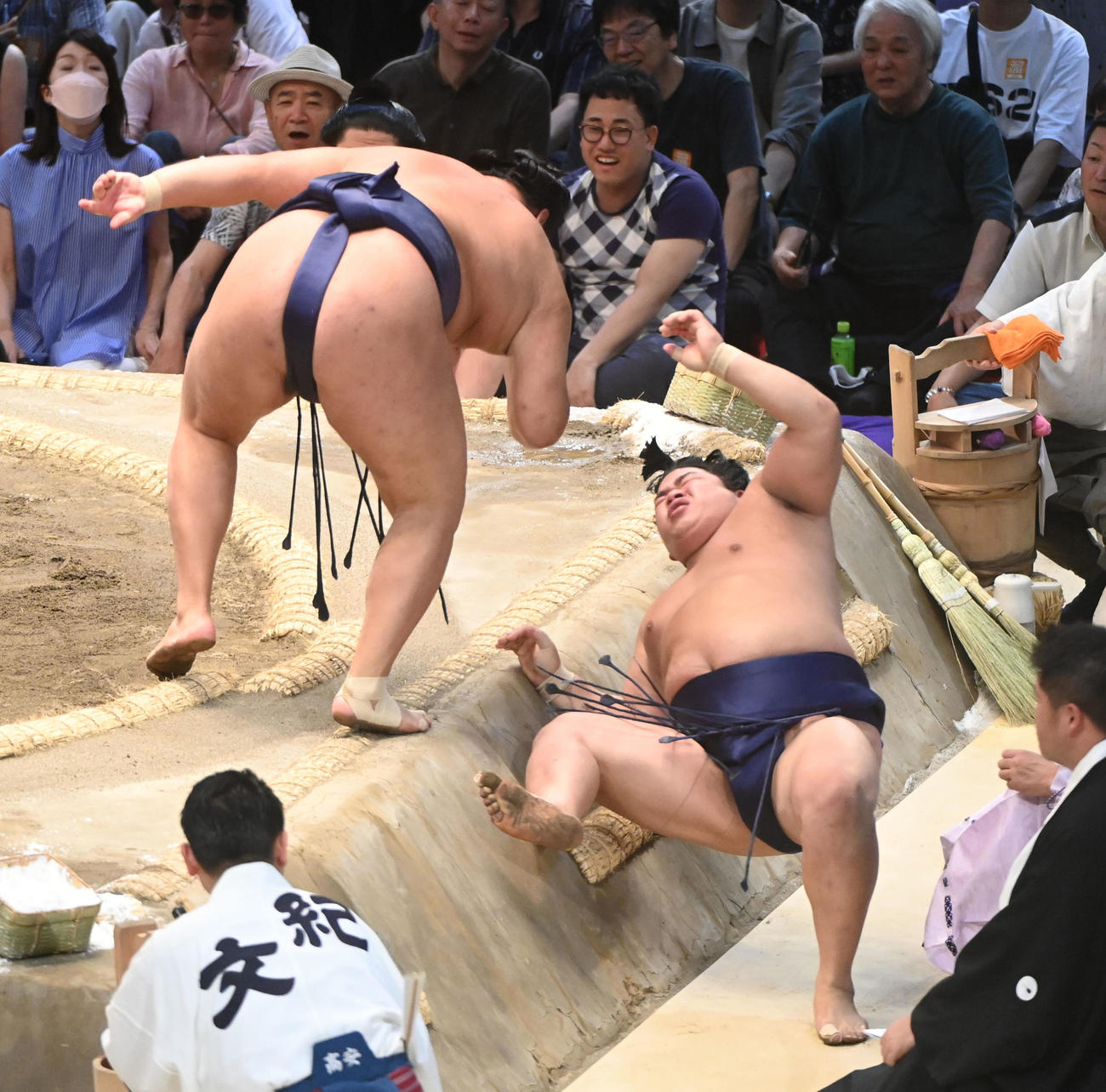 平戸海を掛け投げで破る豊昇龍（左）（撮影・森本幸一）