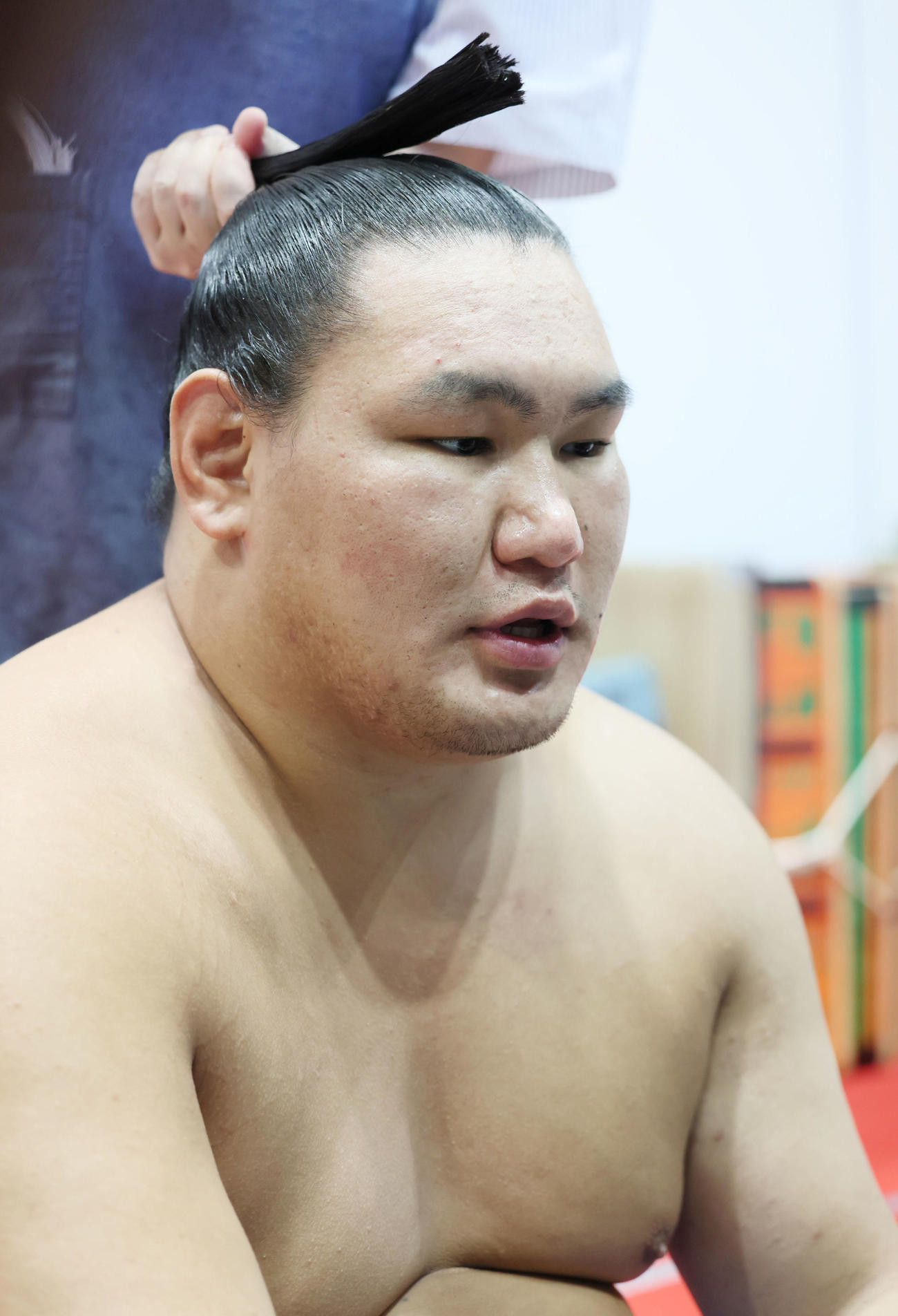 支度部屋で取材に応じる豊昇龍（代表撮影）