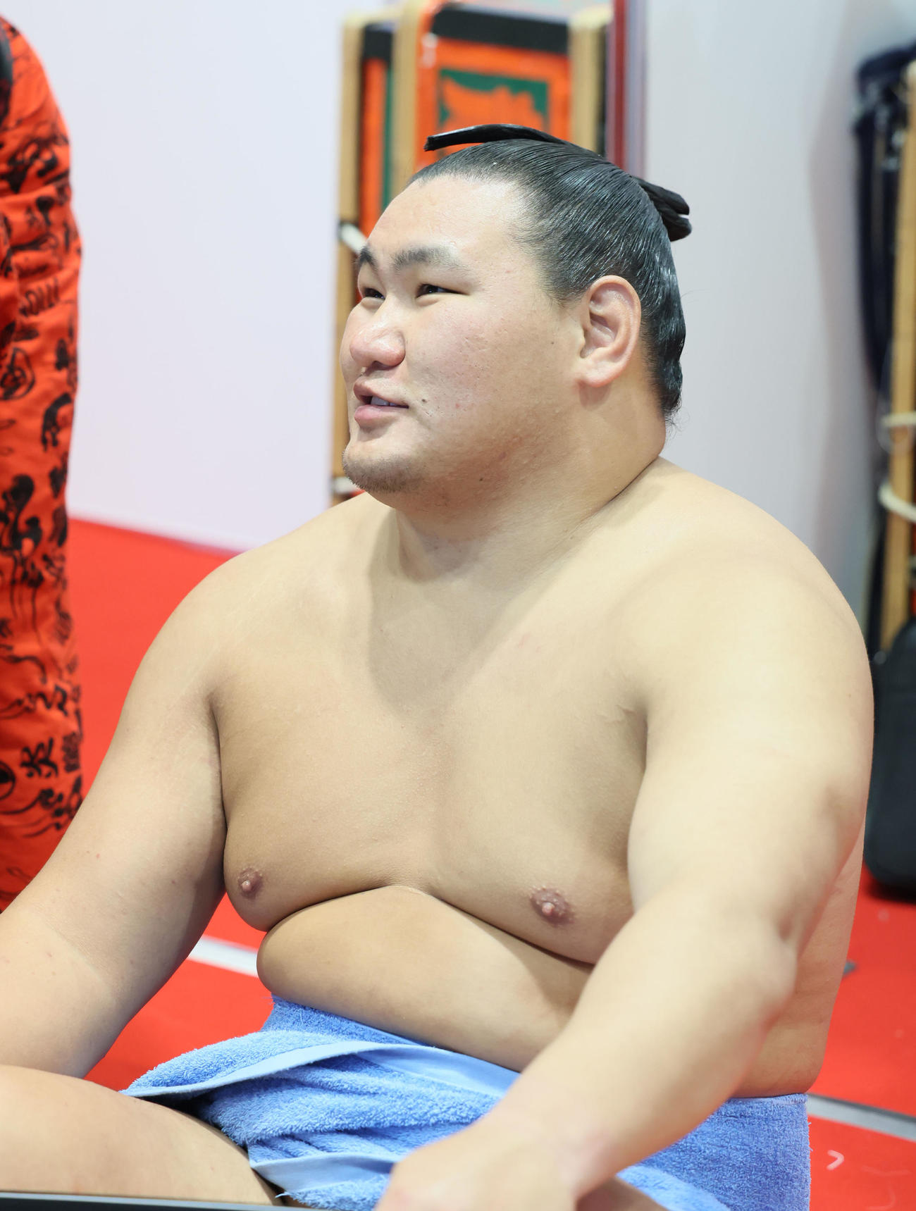 支度部屋で取材に応じる豊昇龍（代表撮影）