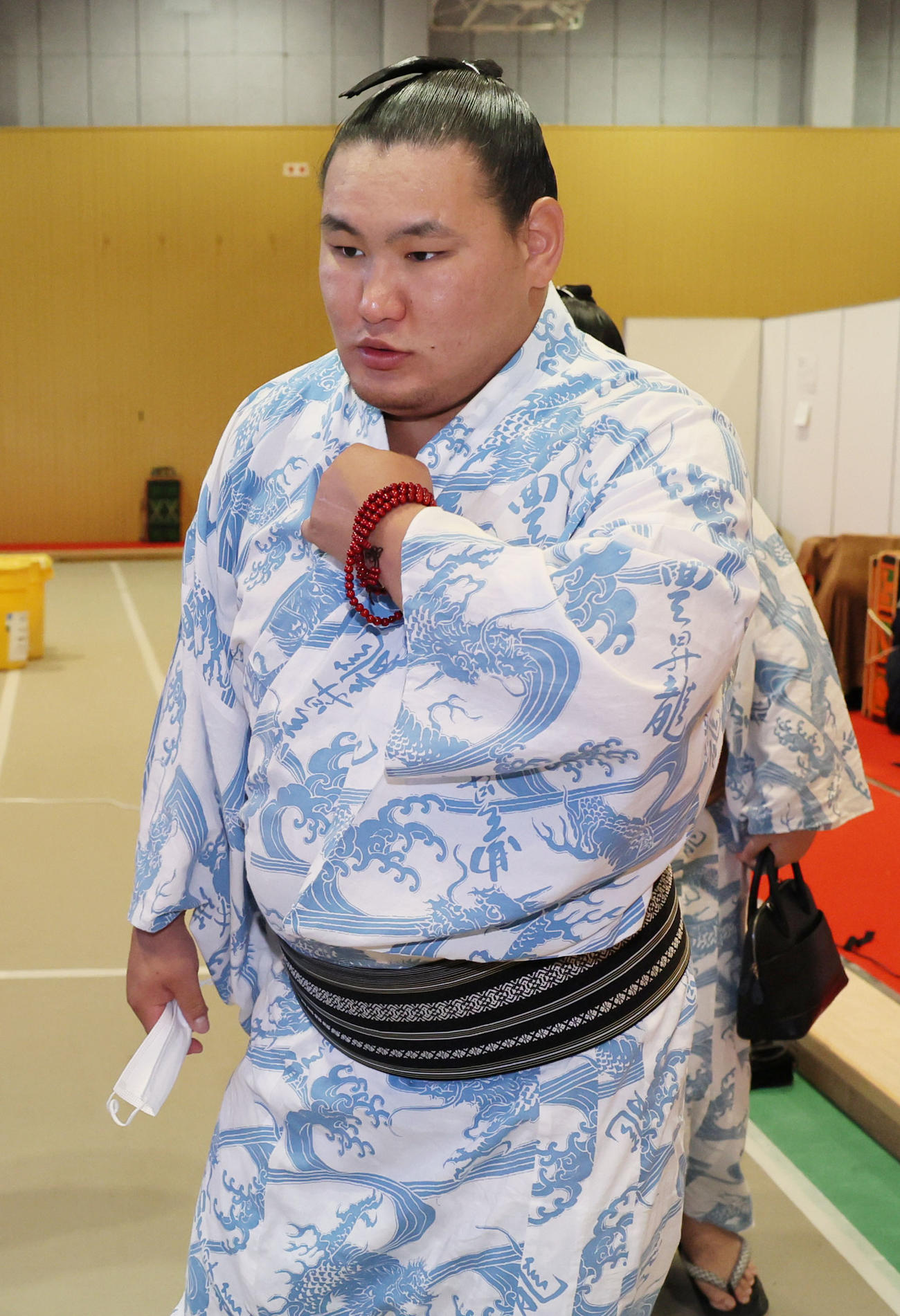 支度部屋で浴衣に着替え引き揚げる豊昇龍（代表撮影）