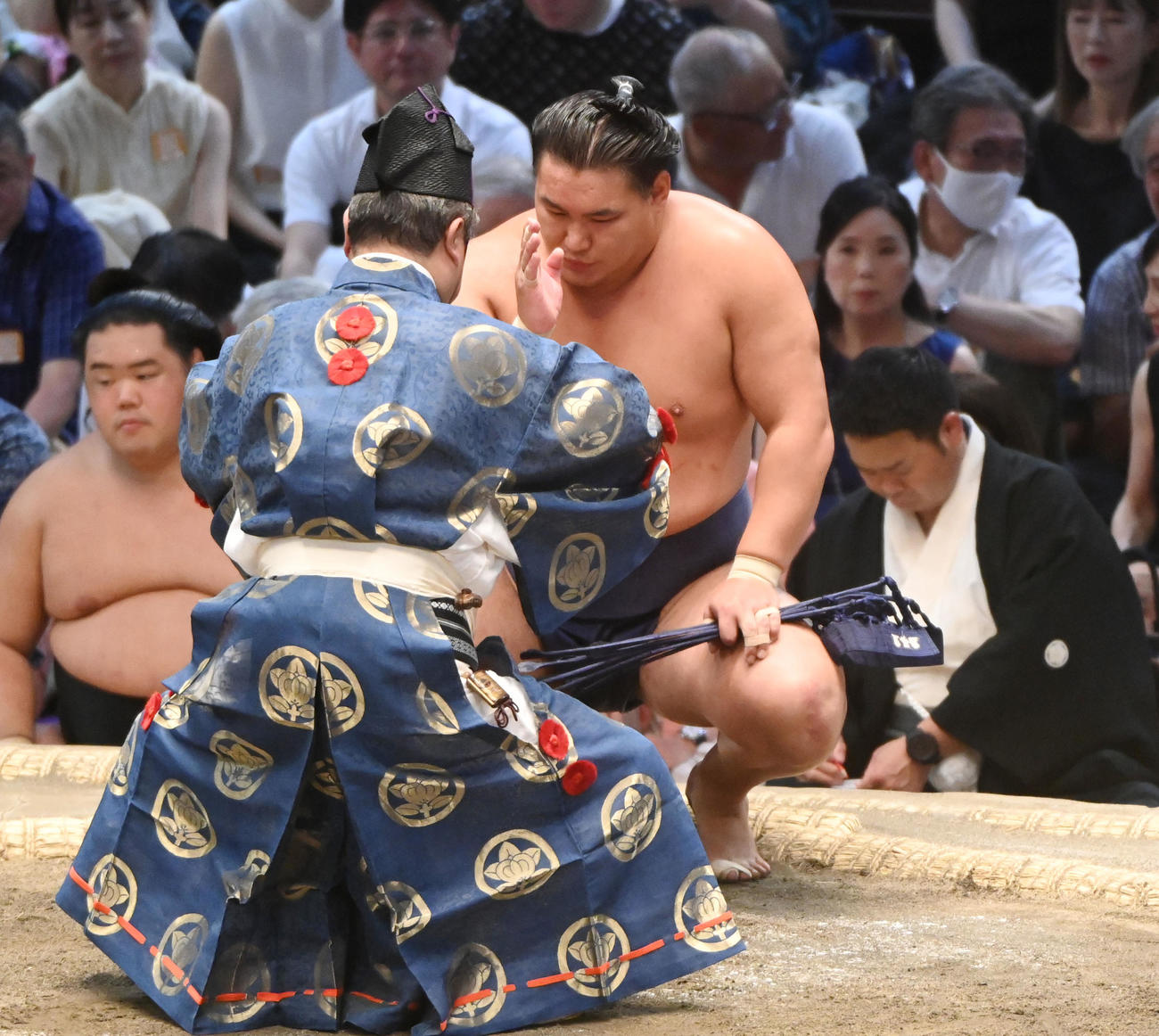 平戸海を掛け投げで破り勝ち名乗りを受ける豊昇龍（撮影・森本幸一）
