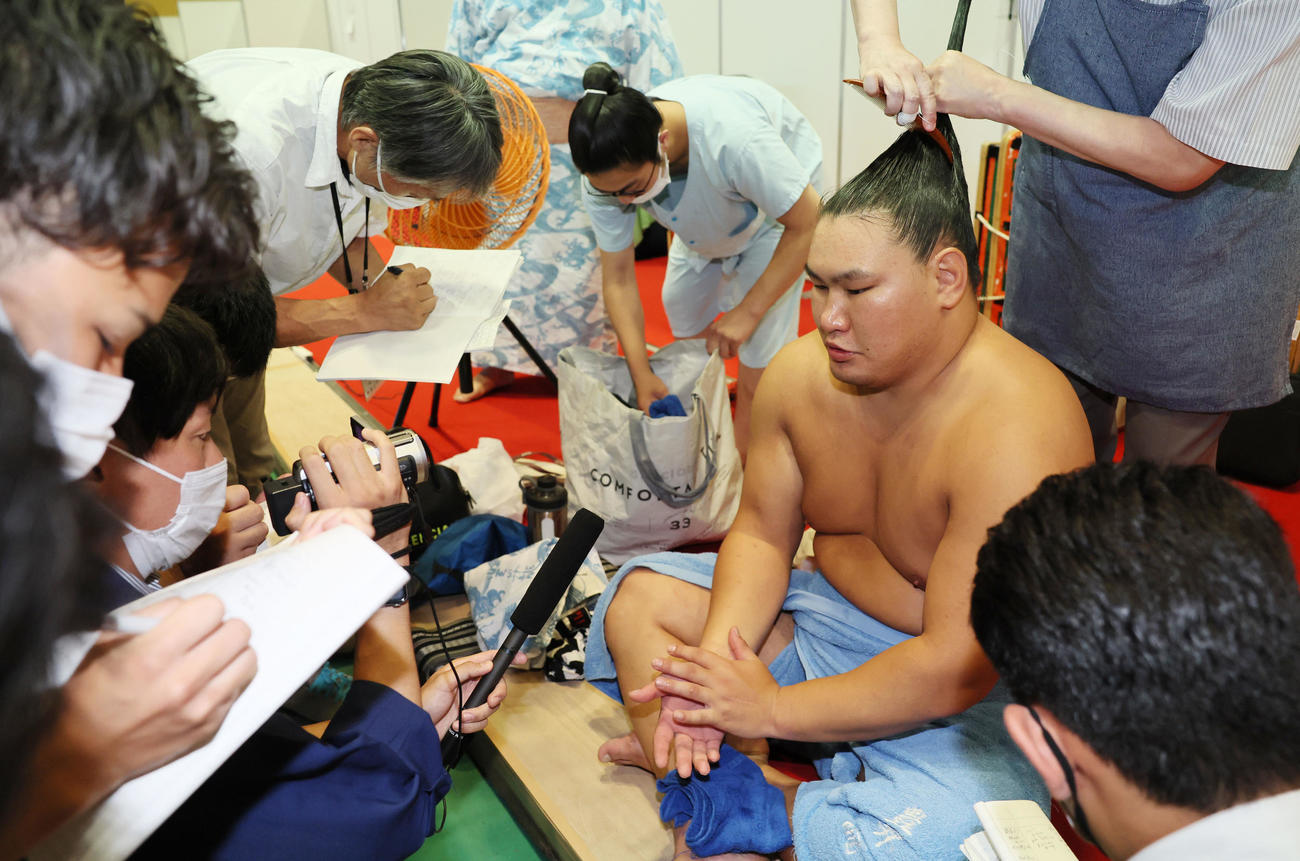 支度部屋で取材に応じる豊昇龍（代表撮影）