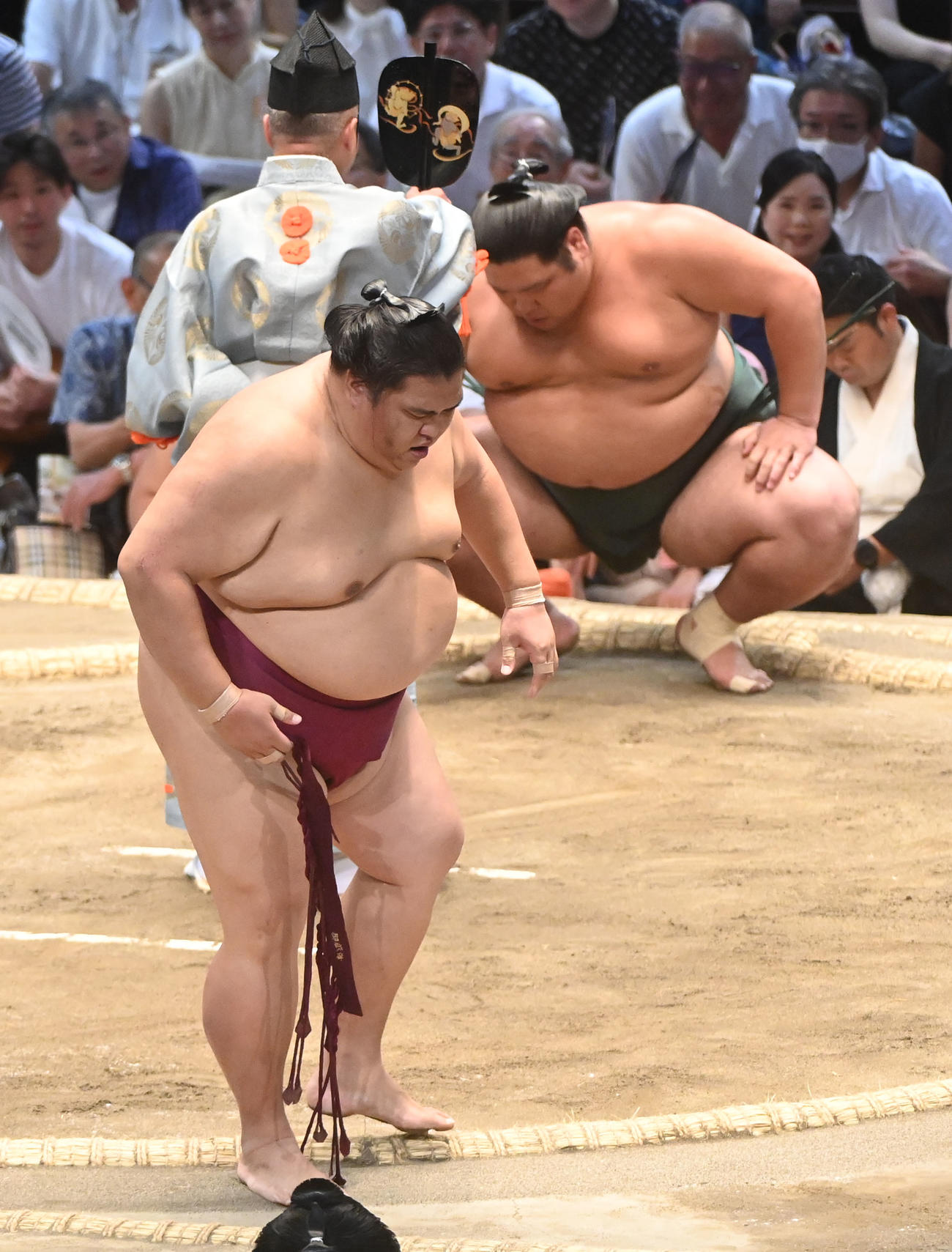 錦木に寄り切りで敗れた御嶽海（左）（撮影・森本幸一）