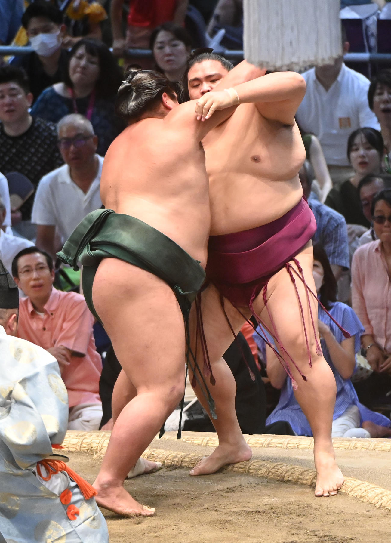 御嶽海を寄り切りで破る錦木（左）（撮影・森本幸一）