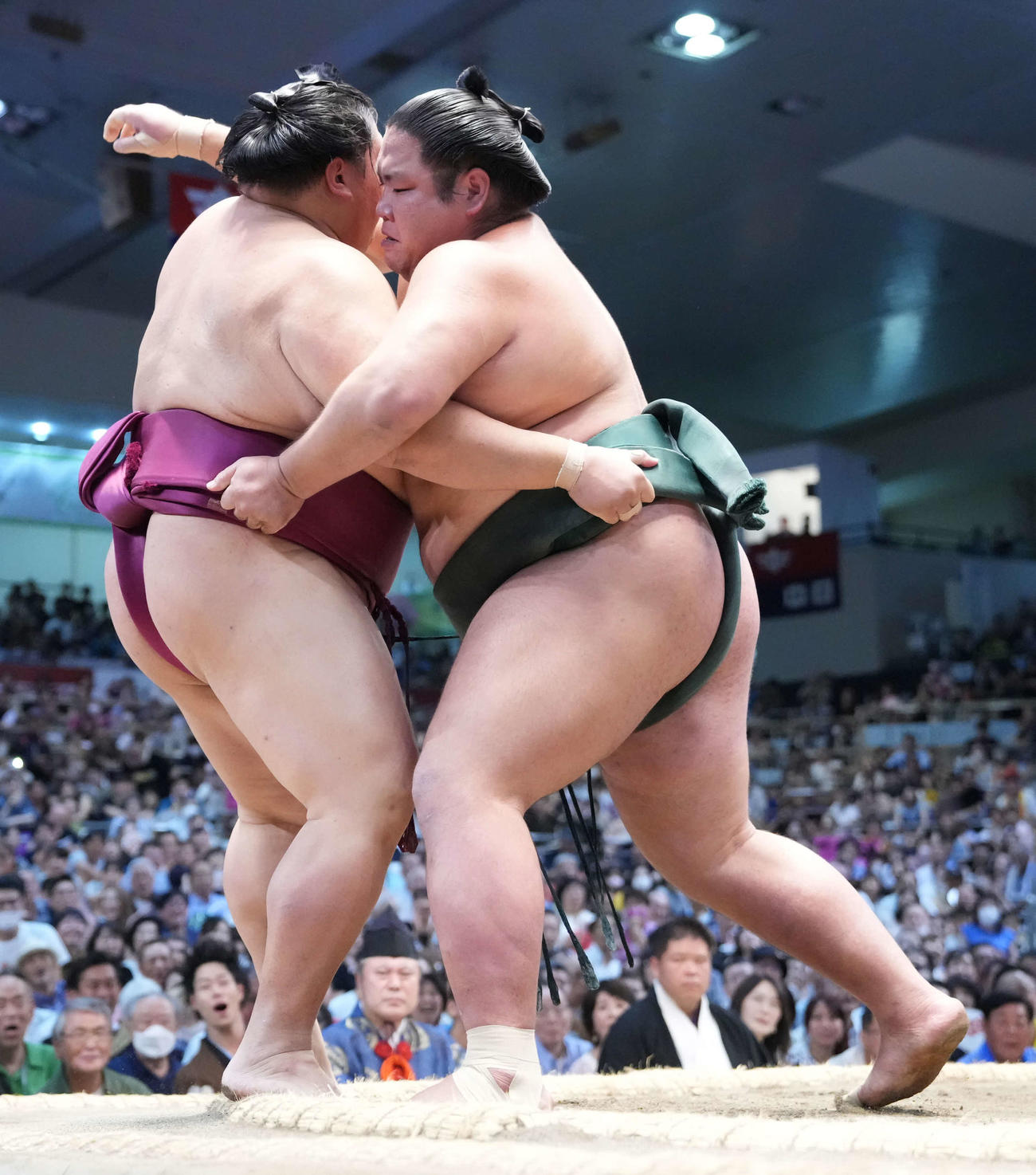 御嶽海（左）を寄り切りで破る錦木（撮影・小沢裕）