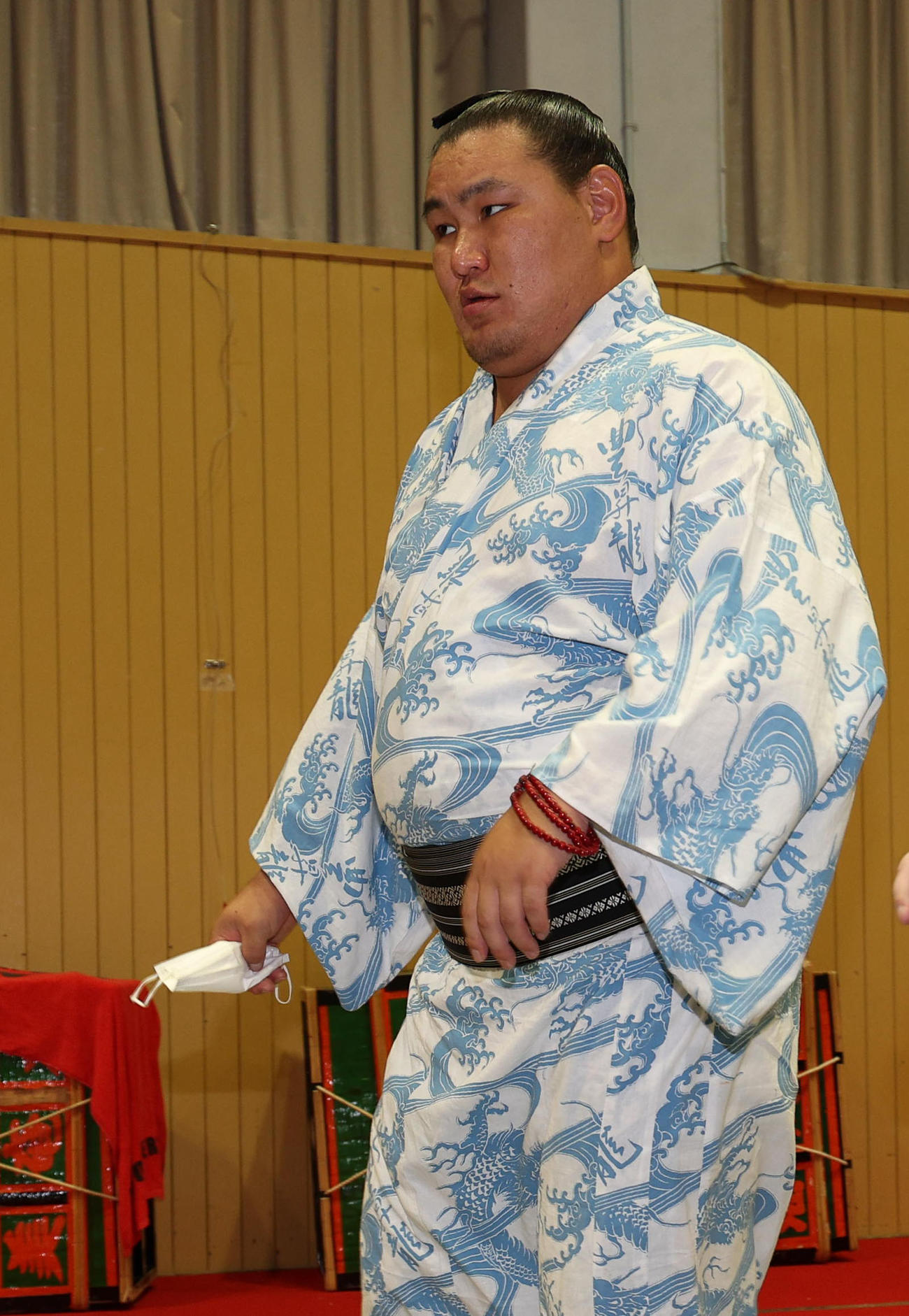 浴衣に着替え支度部屋を後にする豊昇龍（代表撮影）