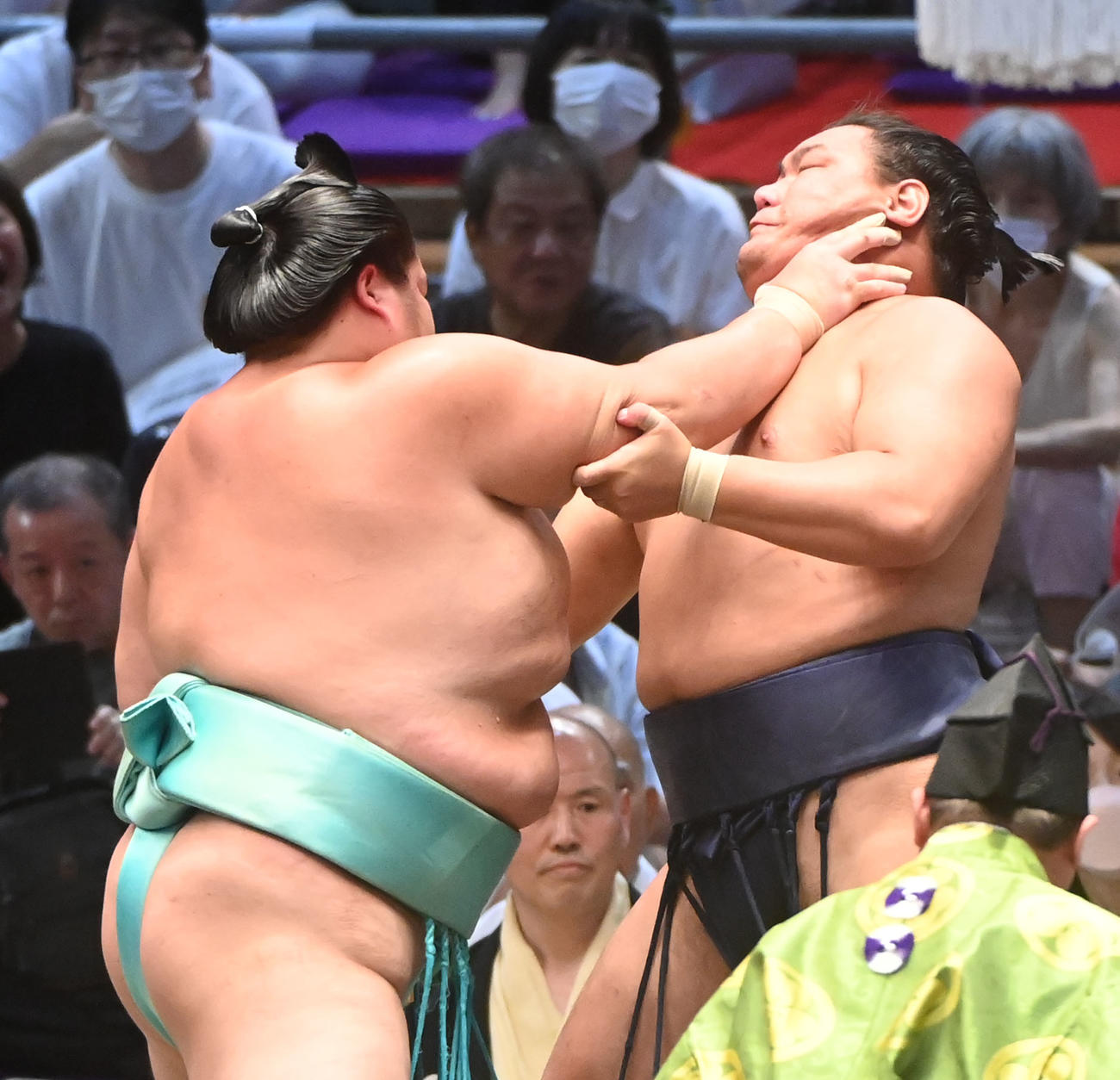 琴ノ若の強烈な押しを耐える豊昇龍（右）（撮影・森本幸一）