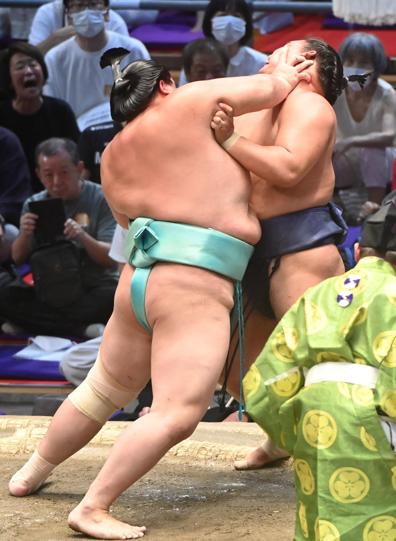 琴ノ若の強烈な押しを耐える豊昇龍（右）（撮影・森本幸一）