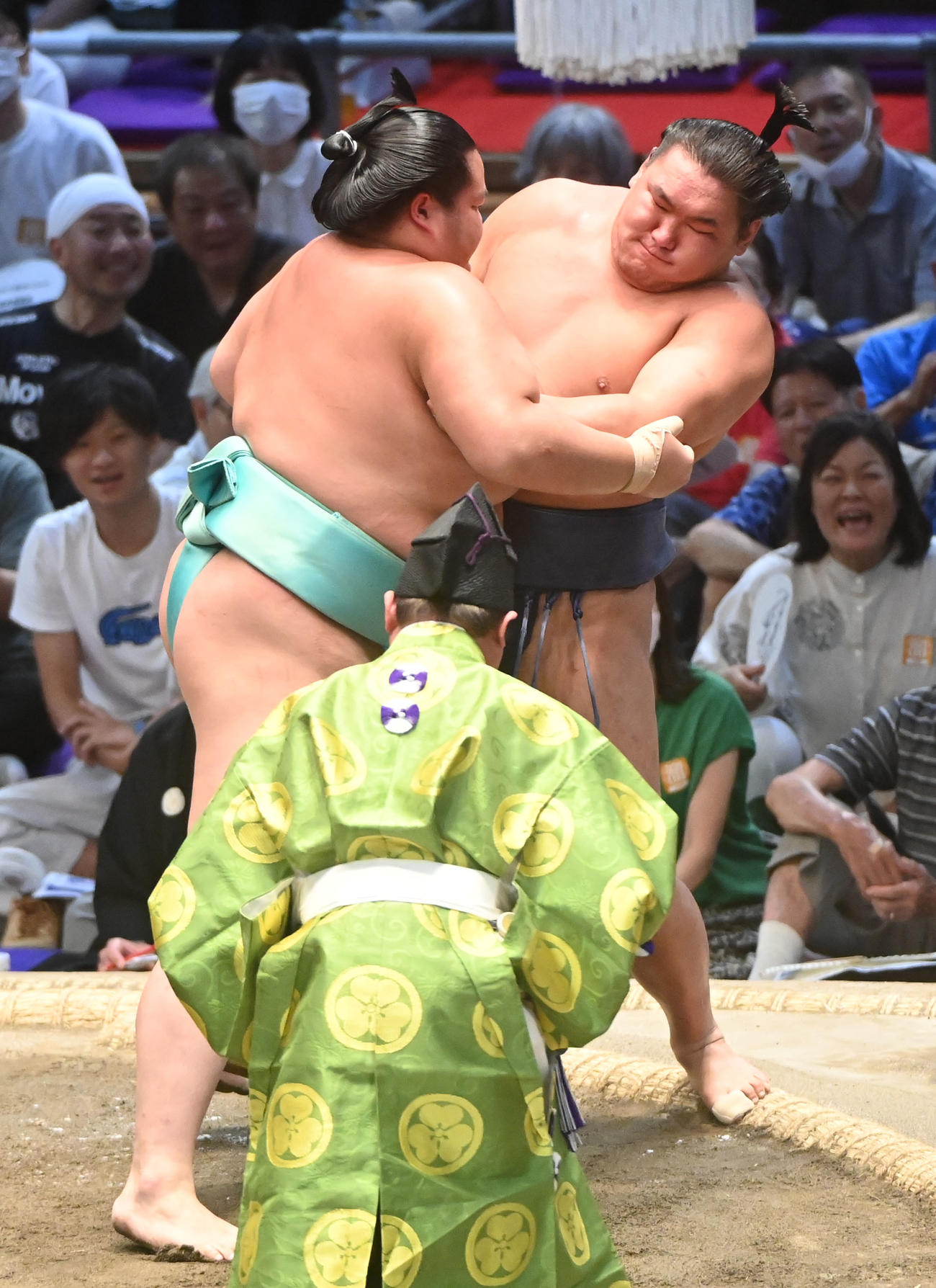 琴ノ若の強烈な寄りを耐える豊昇龍（右）（撮影・森本幸一）