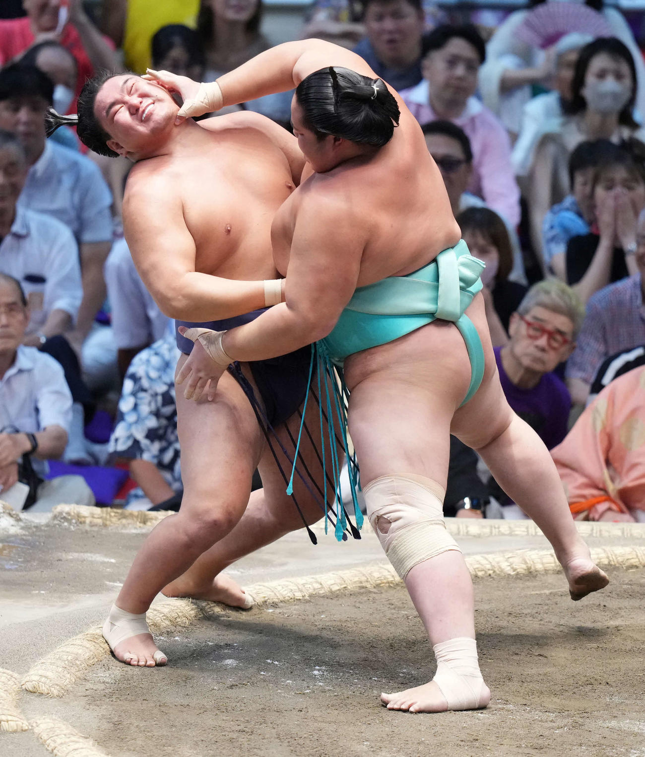 豊昇龍（左）は土俵際で懸命にこらえるも琴ノ若に押し出しで敗れる（撮影・小沢裕）