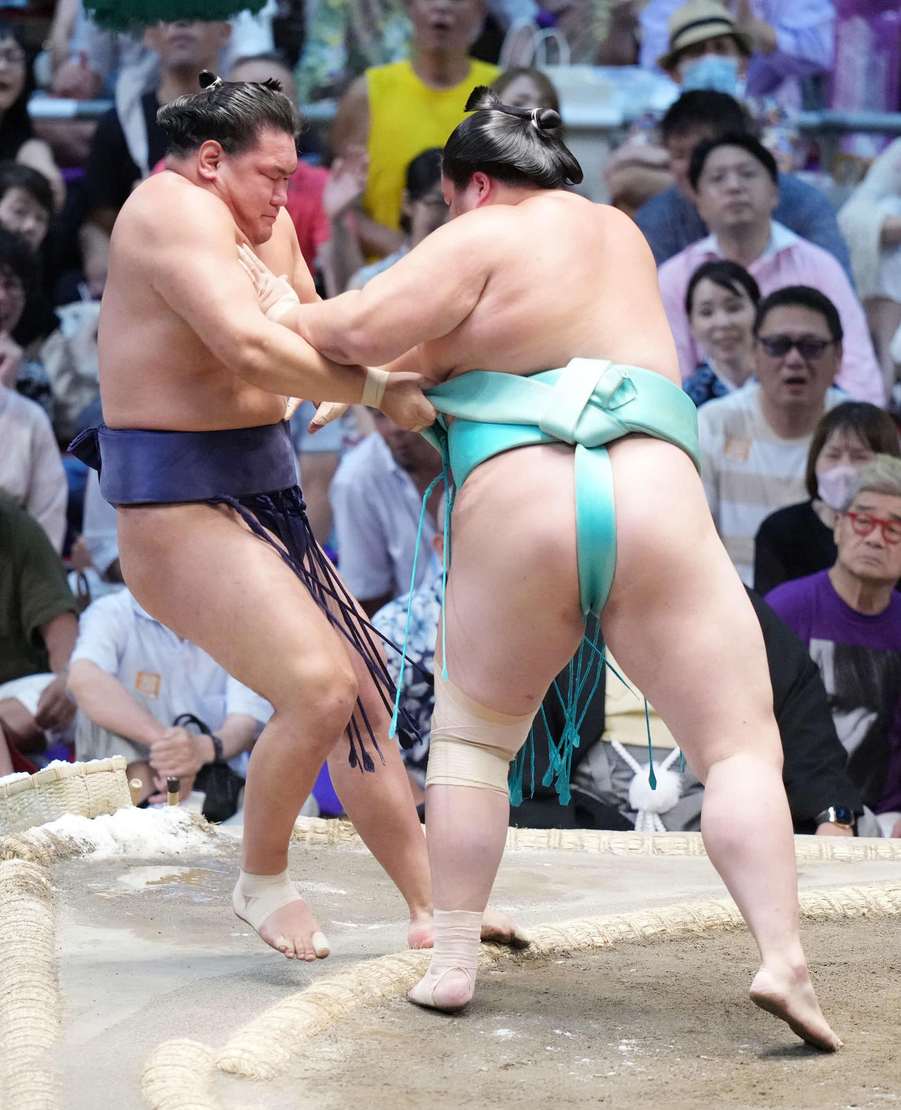 豊昇龍（左）は琴ノ若に押し出しで敗れる（撮影・小沢裕）